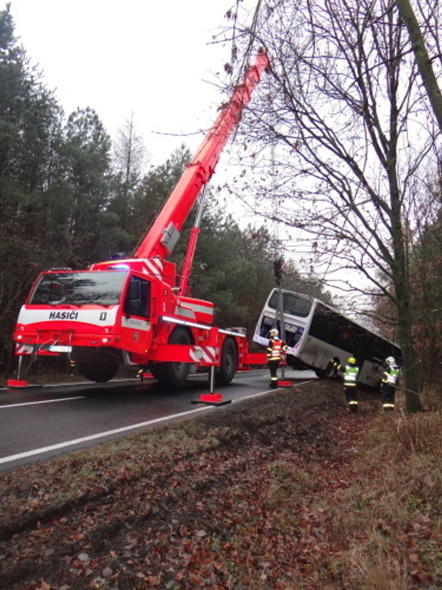 Autobus v příkopu na Opavsku vyprošťovali hasiči - 9 - GALERIE: Autobus na Opavsku vyprošťovali z příkopu hasiči (12/20)