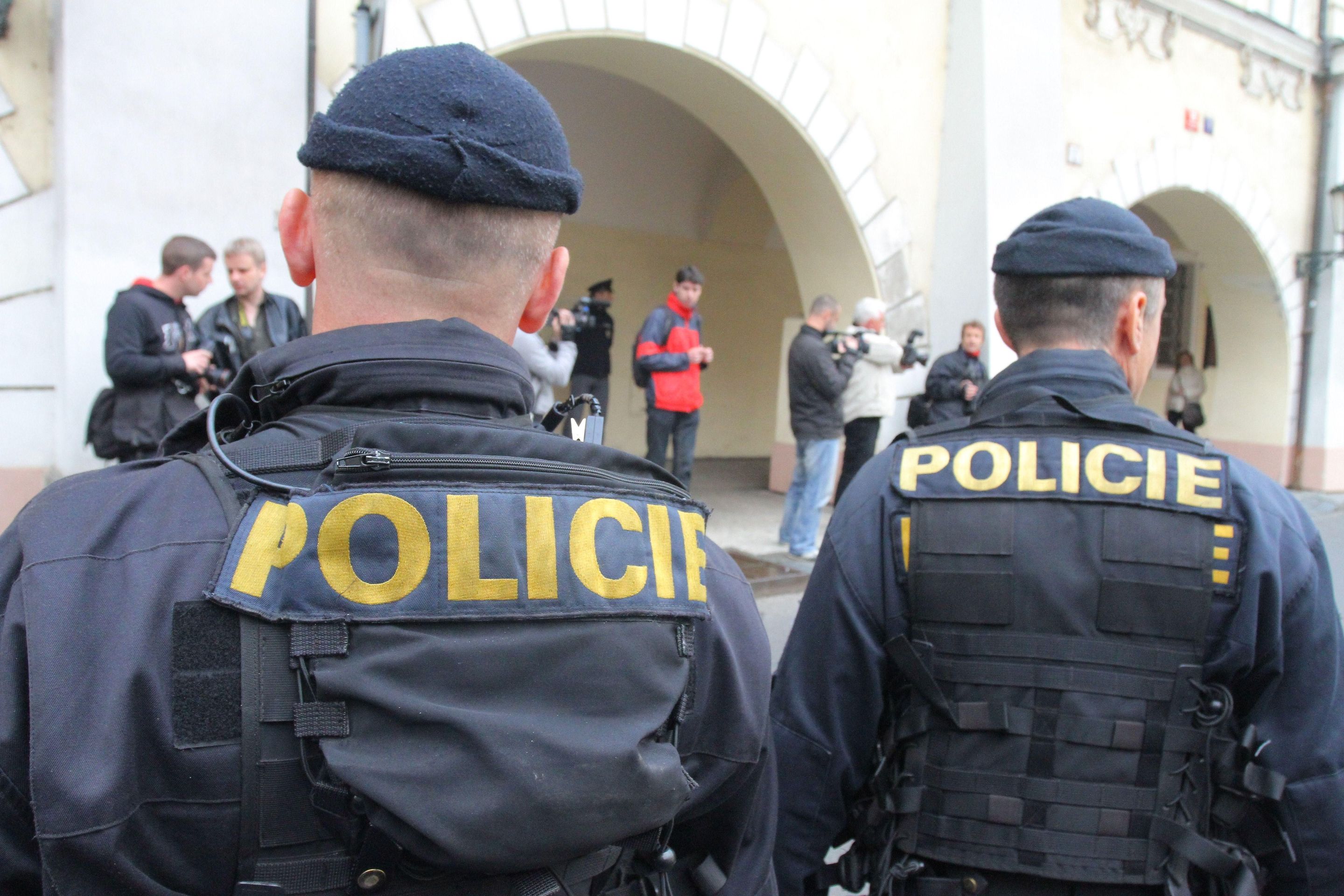 Rath - přípravy - 1 - Policejní přípravy u dolního vjezdu do areálu Poslanecké sněmovny (1/10)