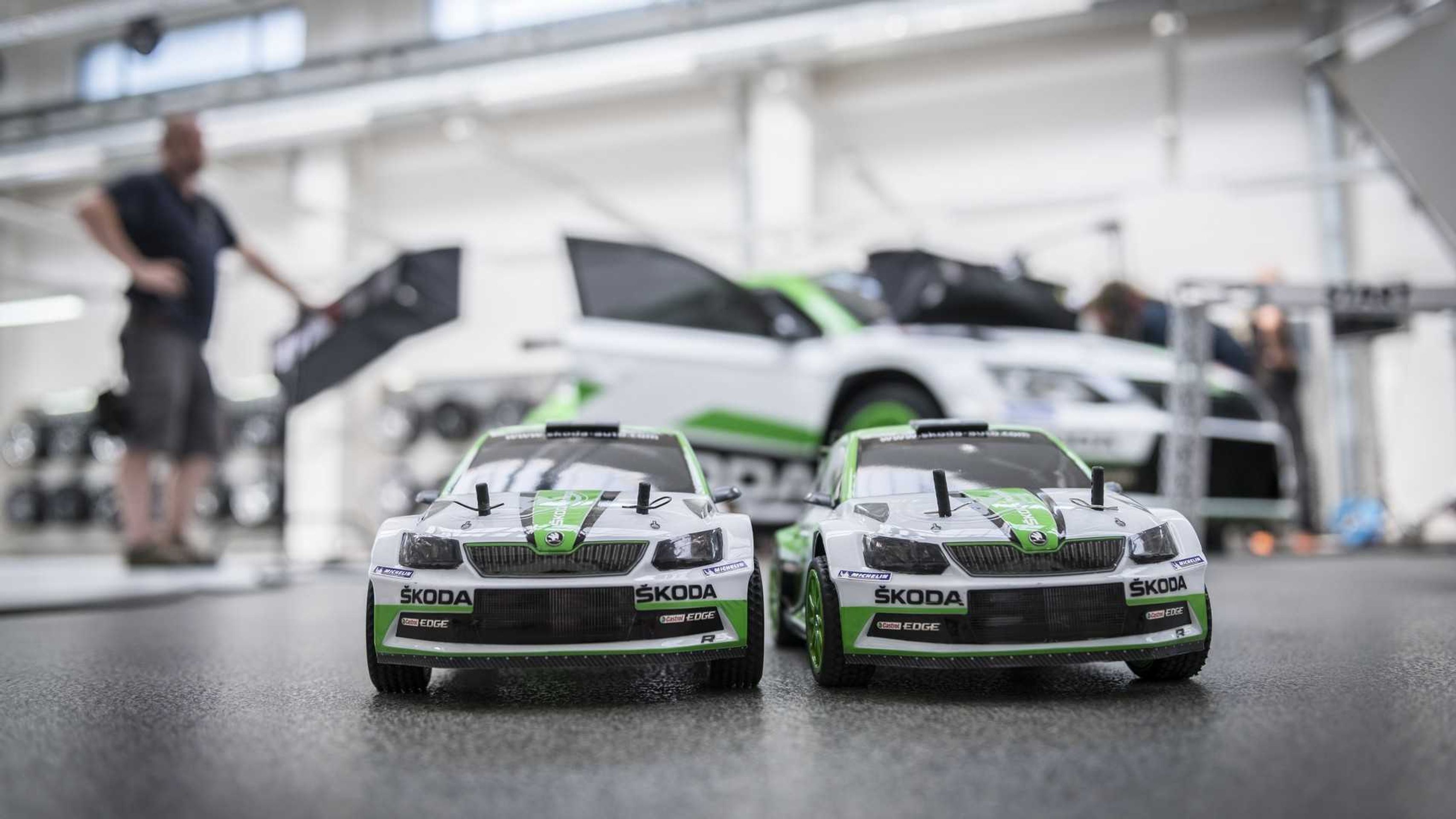 Závodní modely v továrně Škody - 15 - Fotogalerie: Závodní Fabie R5 se prohání továrnou Škody (1/16)