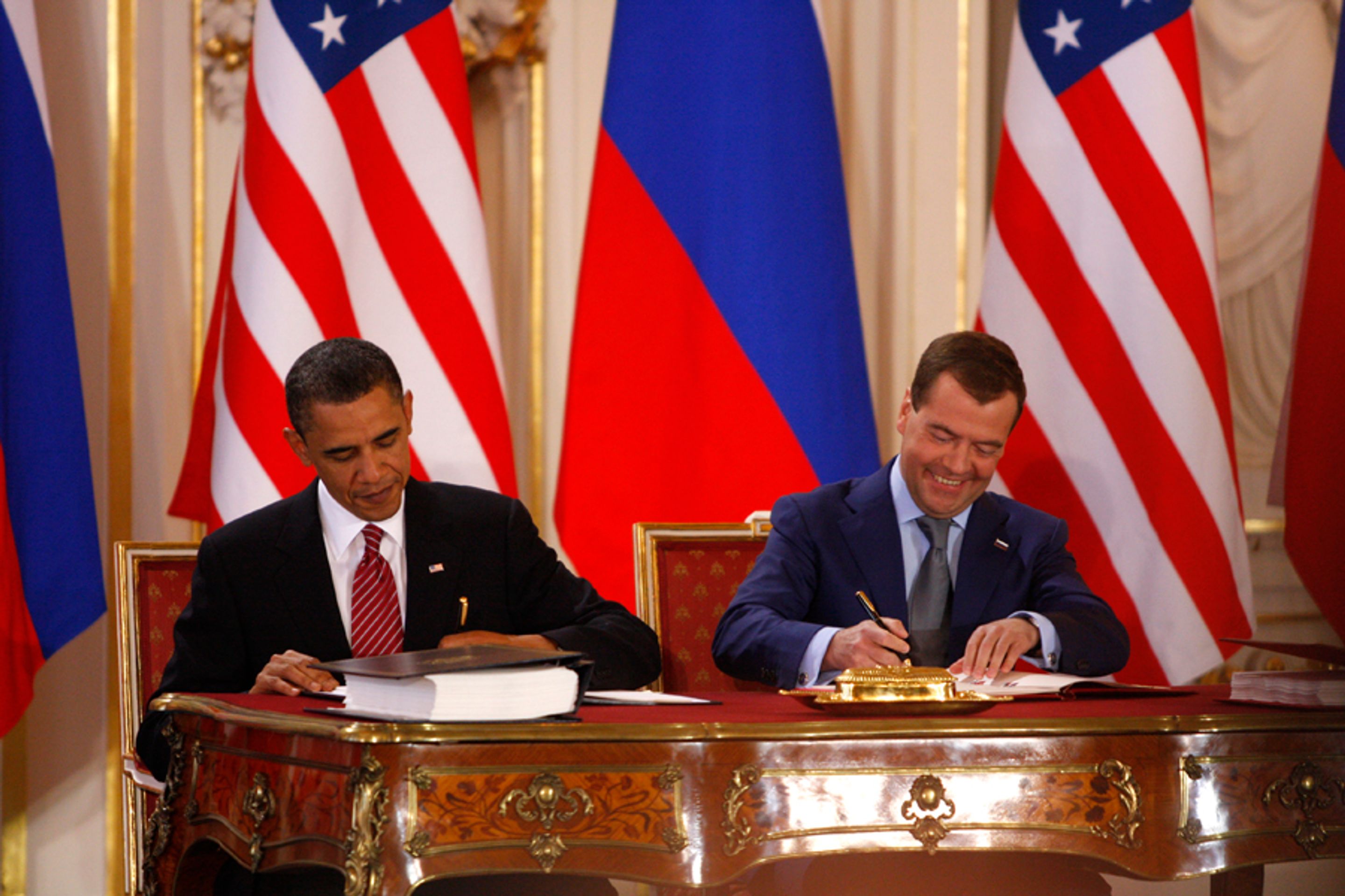 Obama a Medveděv-9 - GALERIE: Obama a Medveděv podepisují smlouvu o odzbrojení (14/26)