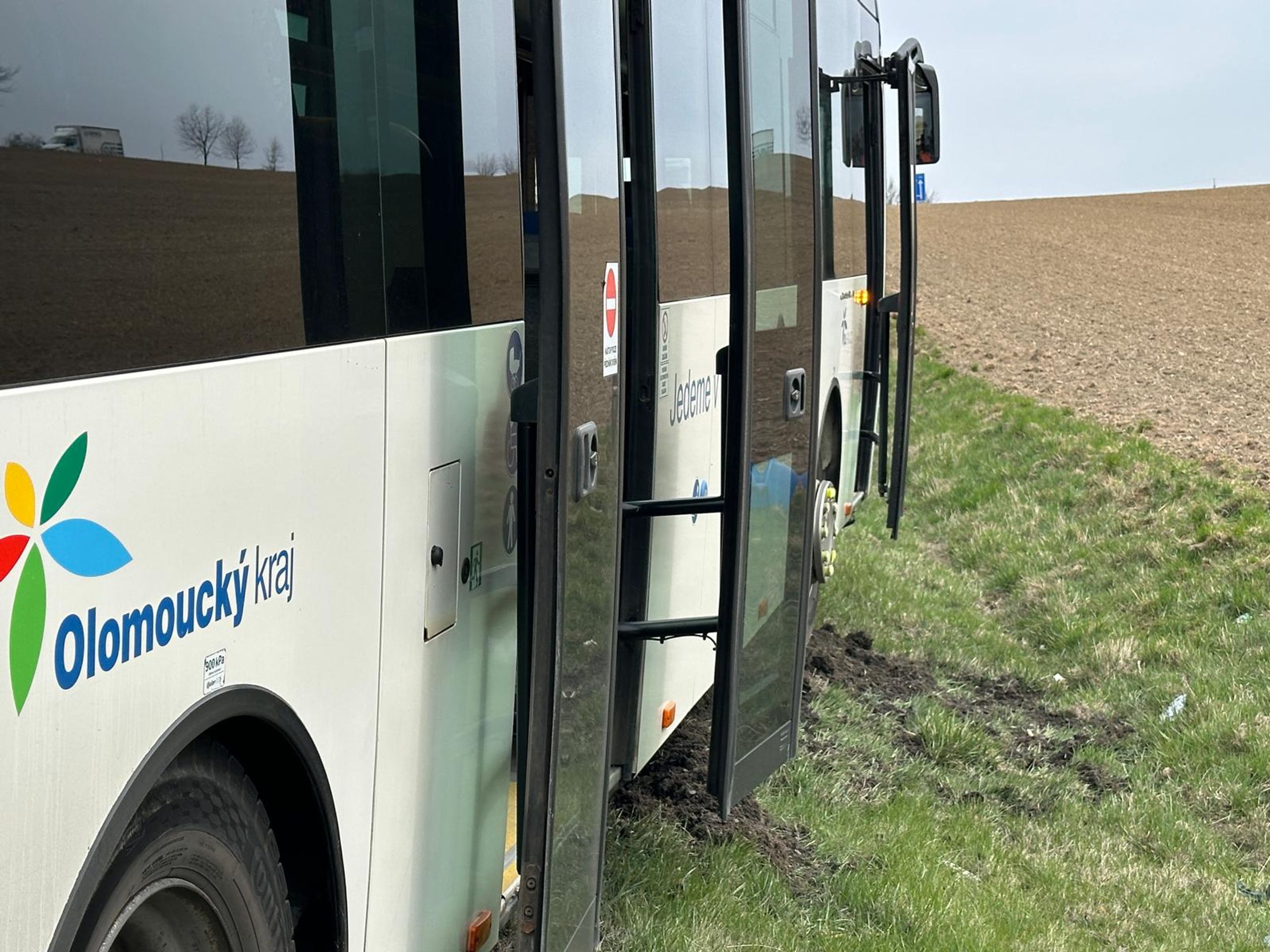 Nehoda autobusu s automobilem u Horní Loděnice - Nehoda autobusu s automobilem na Olomoucku (7/9)