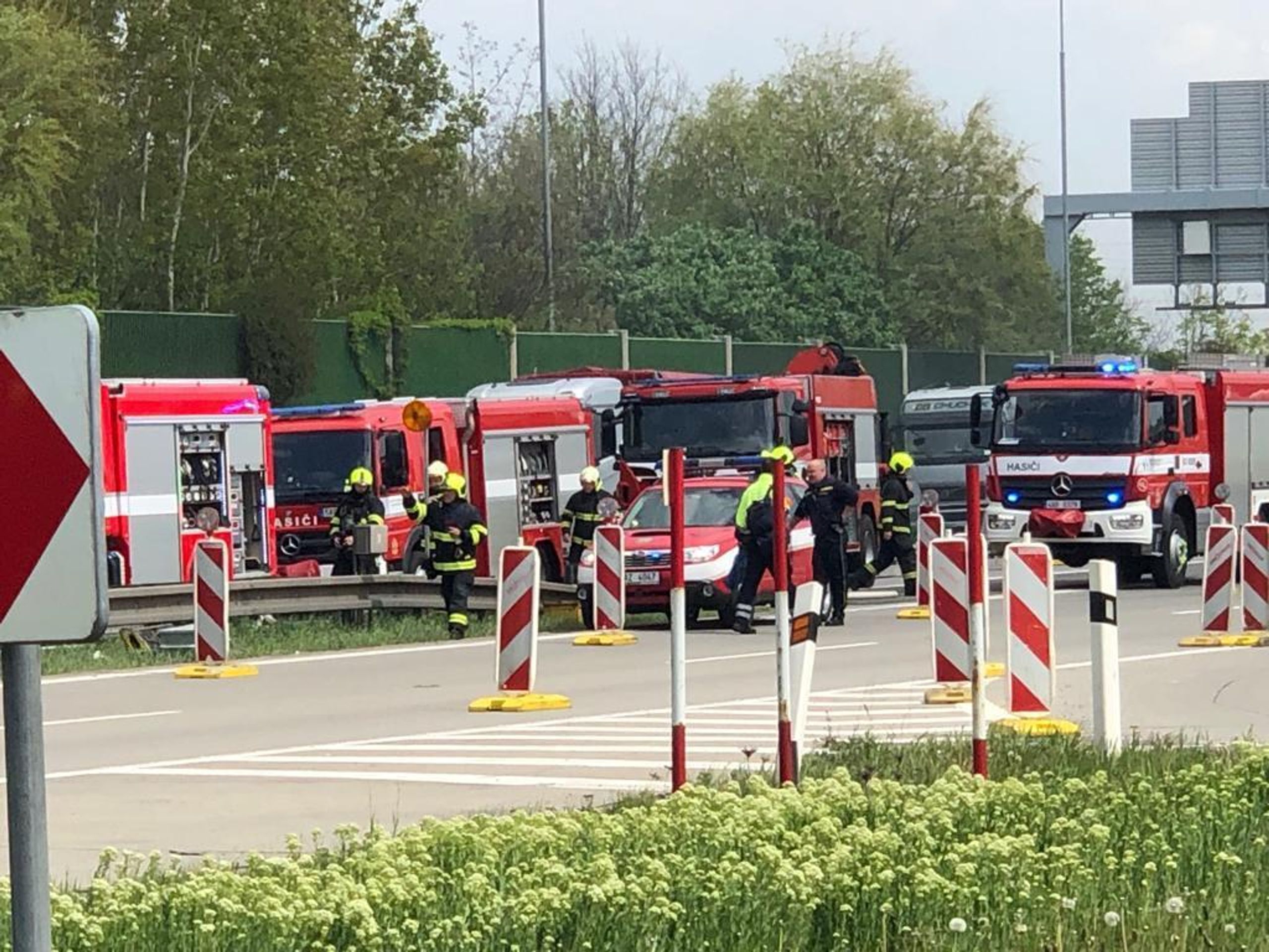 Nehoda autobusu a kamionů na pražském okruhu - 3 - GALERIE: Nehoda autobusu a kamionů na pražském okruhu (9/30)