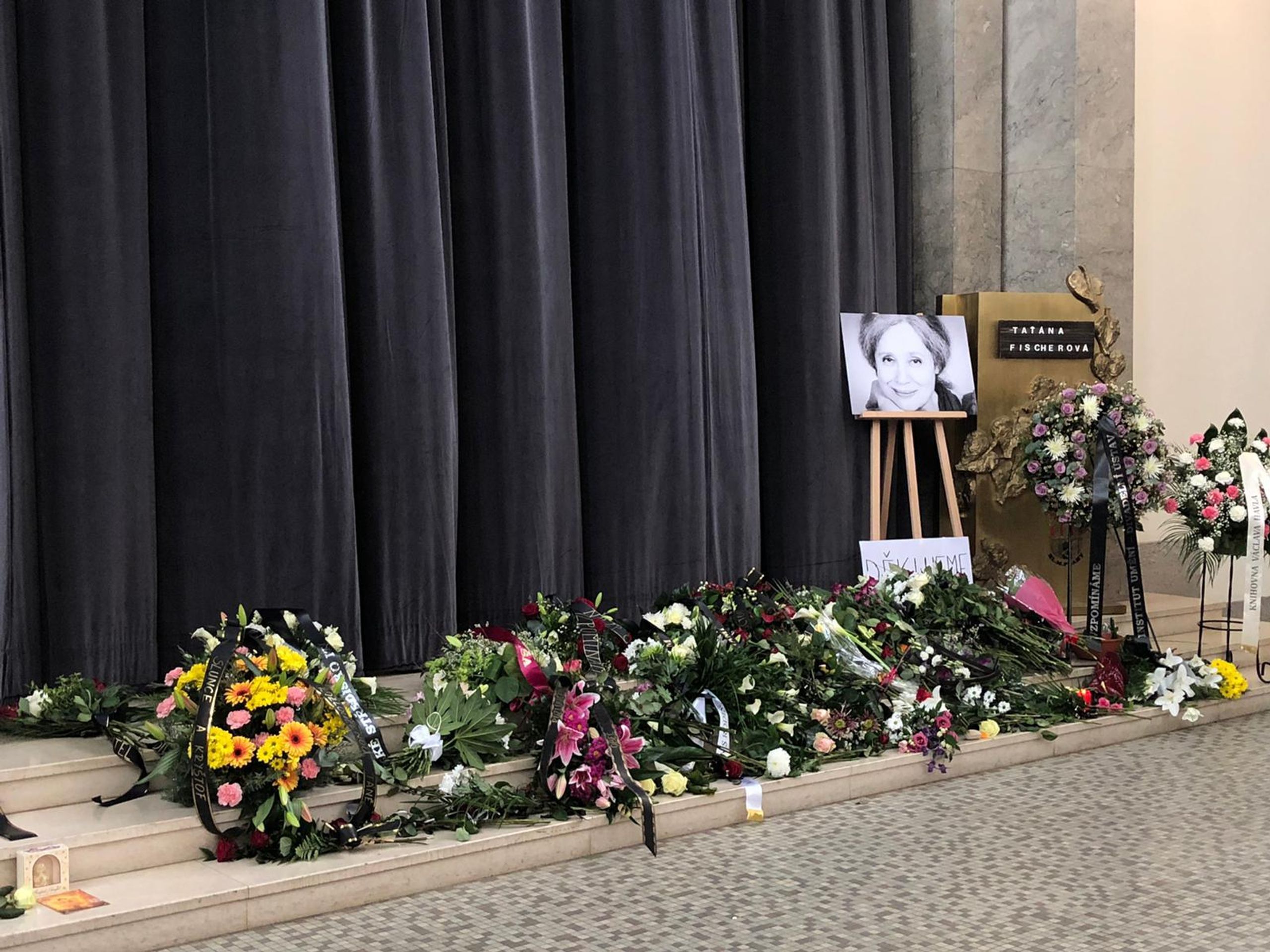 Lidé se loučí s Taťanou Fischerovou - 1 - GALERIE: Rozloučení s Taťanou Fischerovou (14/23)