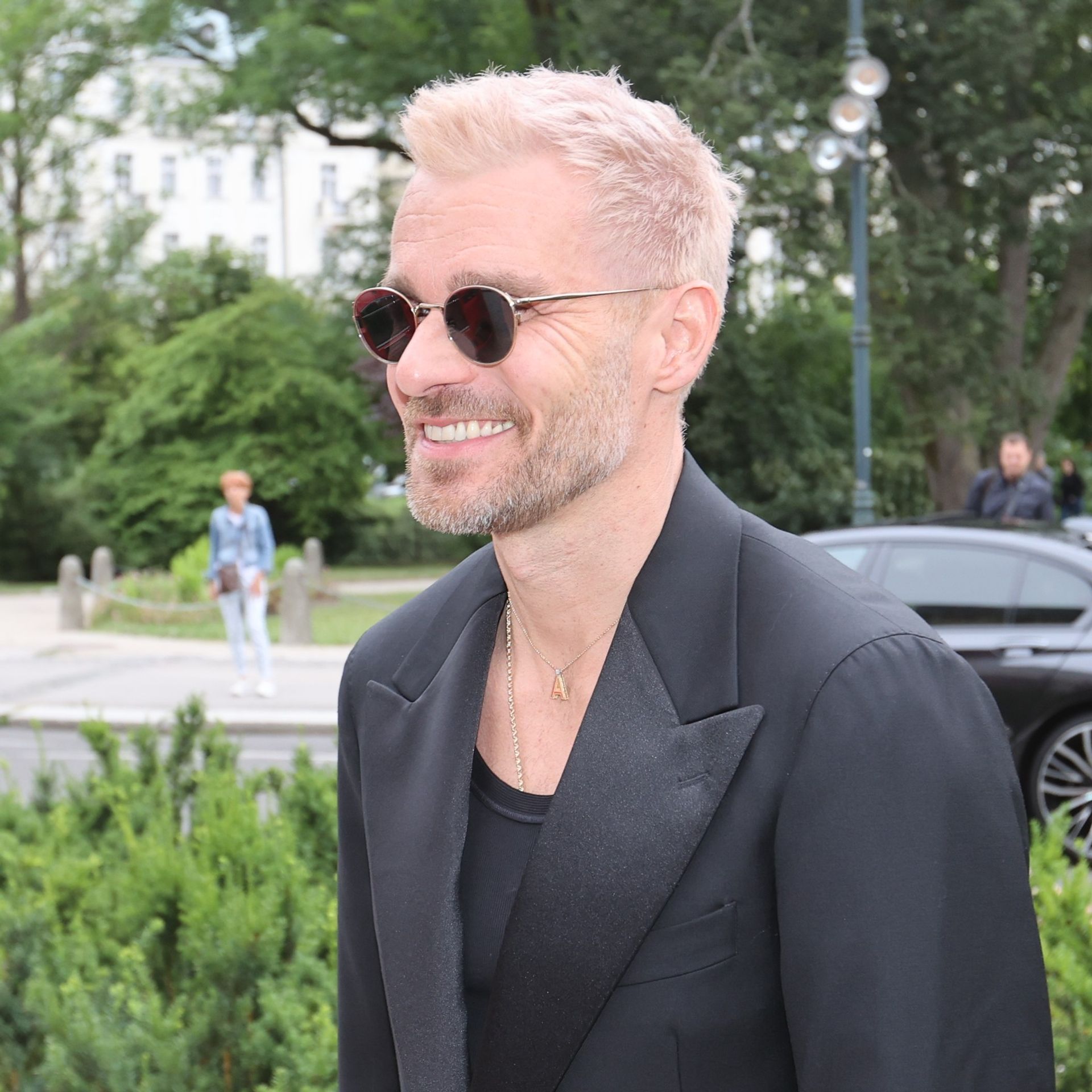 Leoš Mareš na festivalu v Karlových Varech - Leoš Mareš v Karlových Varech šokoval blonďatými vlasy (4/5)