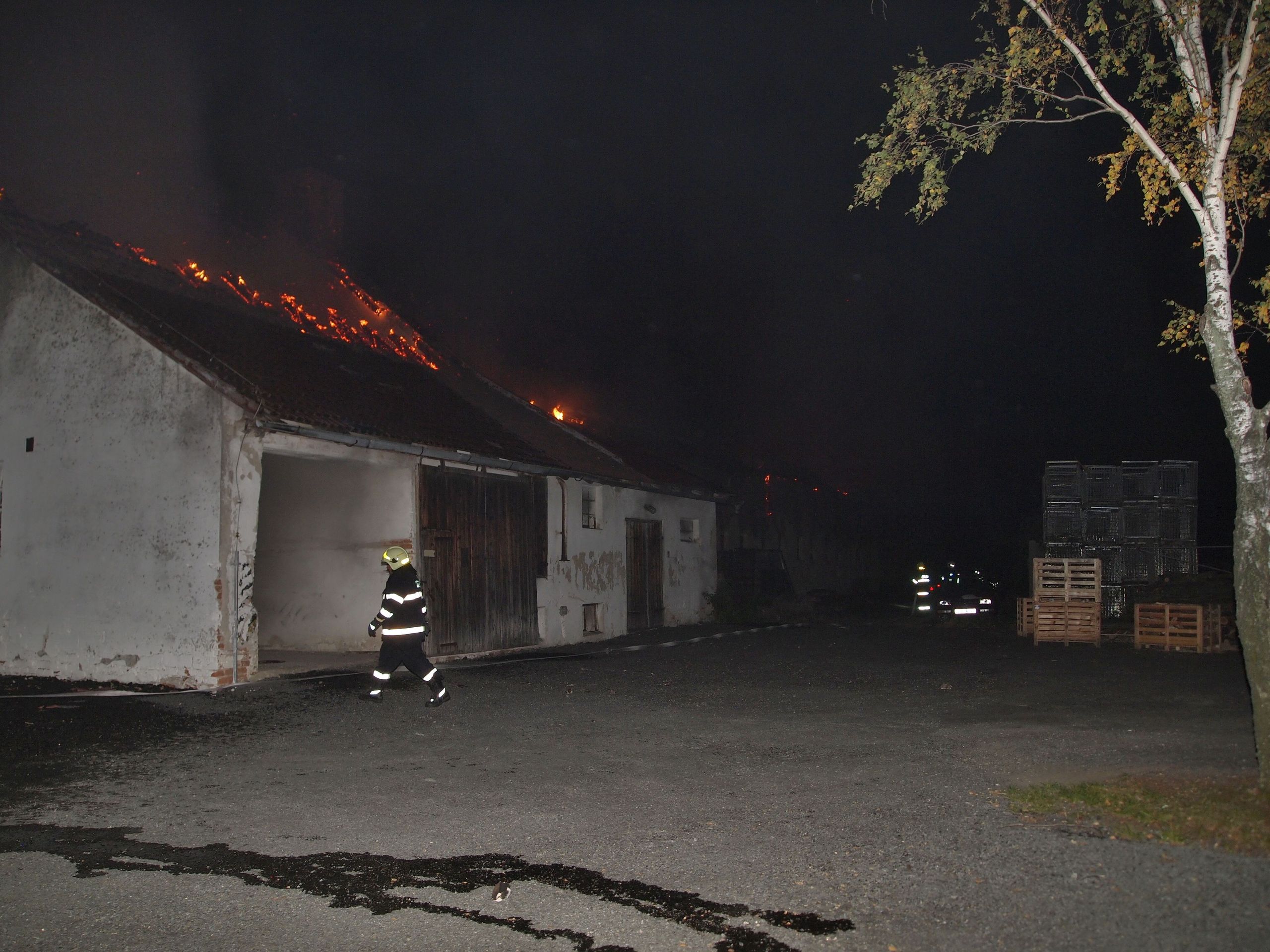 S mohutnými plameny bojovalo deset jednotek hasičů - GALERIE: Velký požár skladu na Kutnohorsku (4/5)