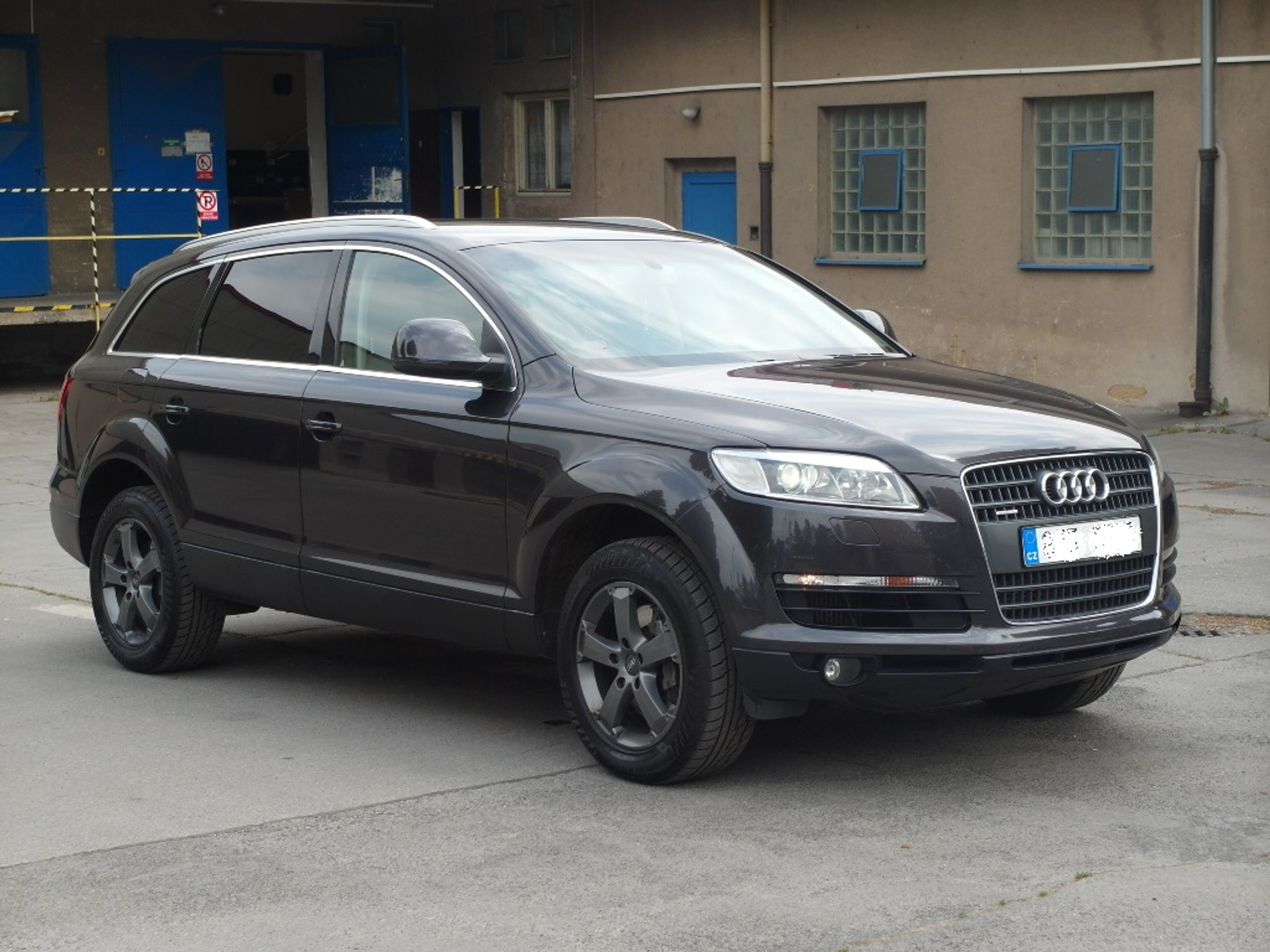 Audi Q7 - GALERIE: Mafiánská Audi Q7 na prodej (1/5)