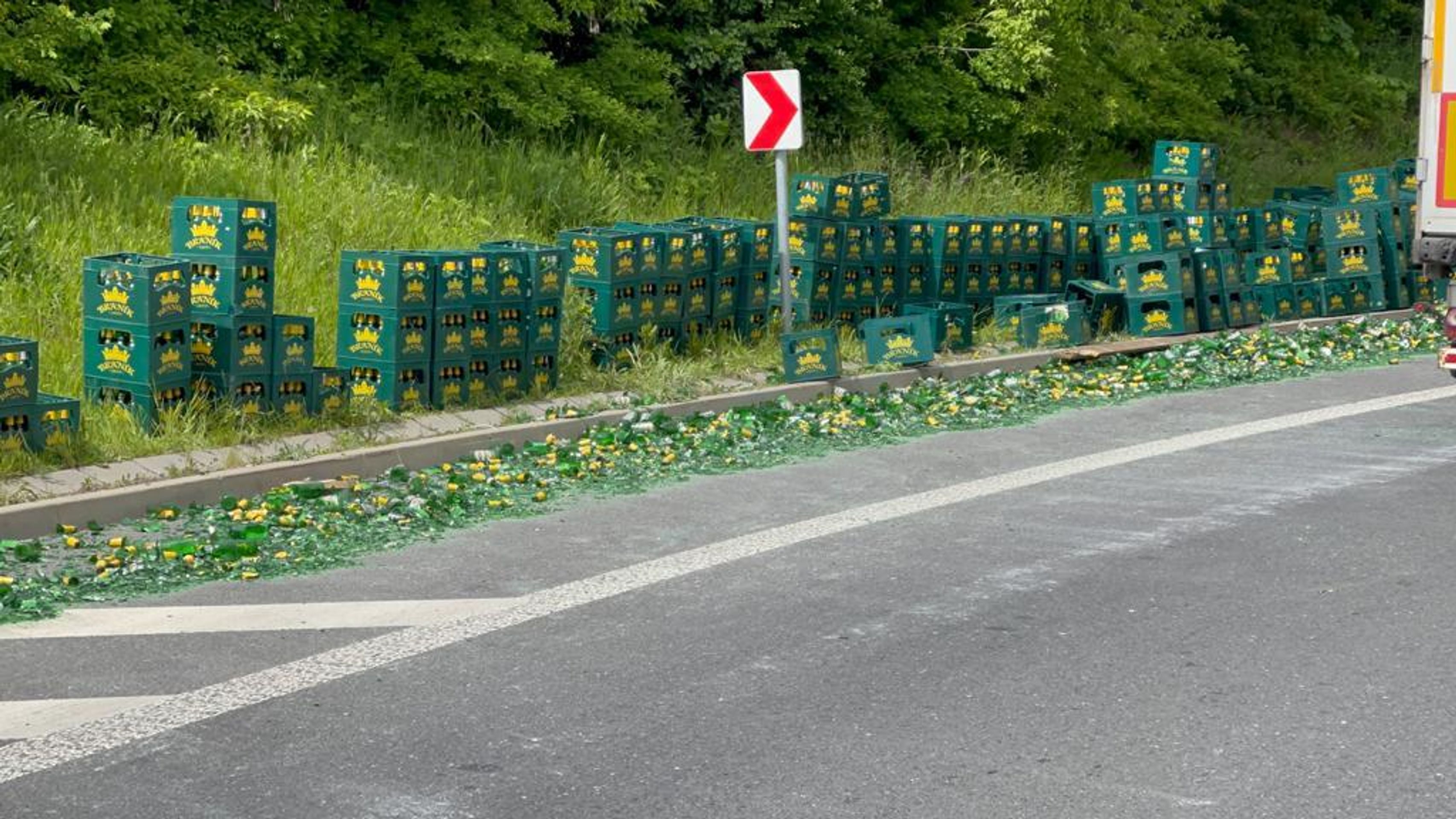 Rozbité láhve od piva na okraji Prahy - 11 - GALERIE: Rozbité láhve od piva na okraji Prahy (1/7)