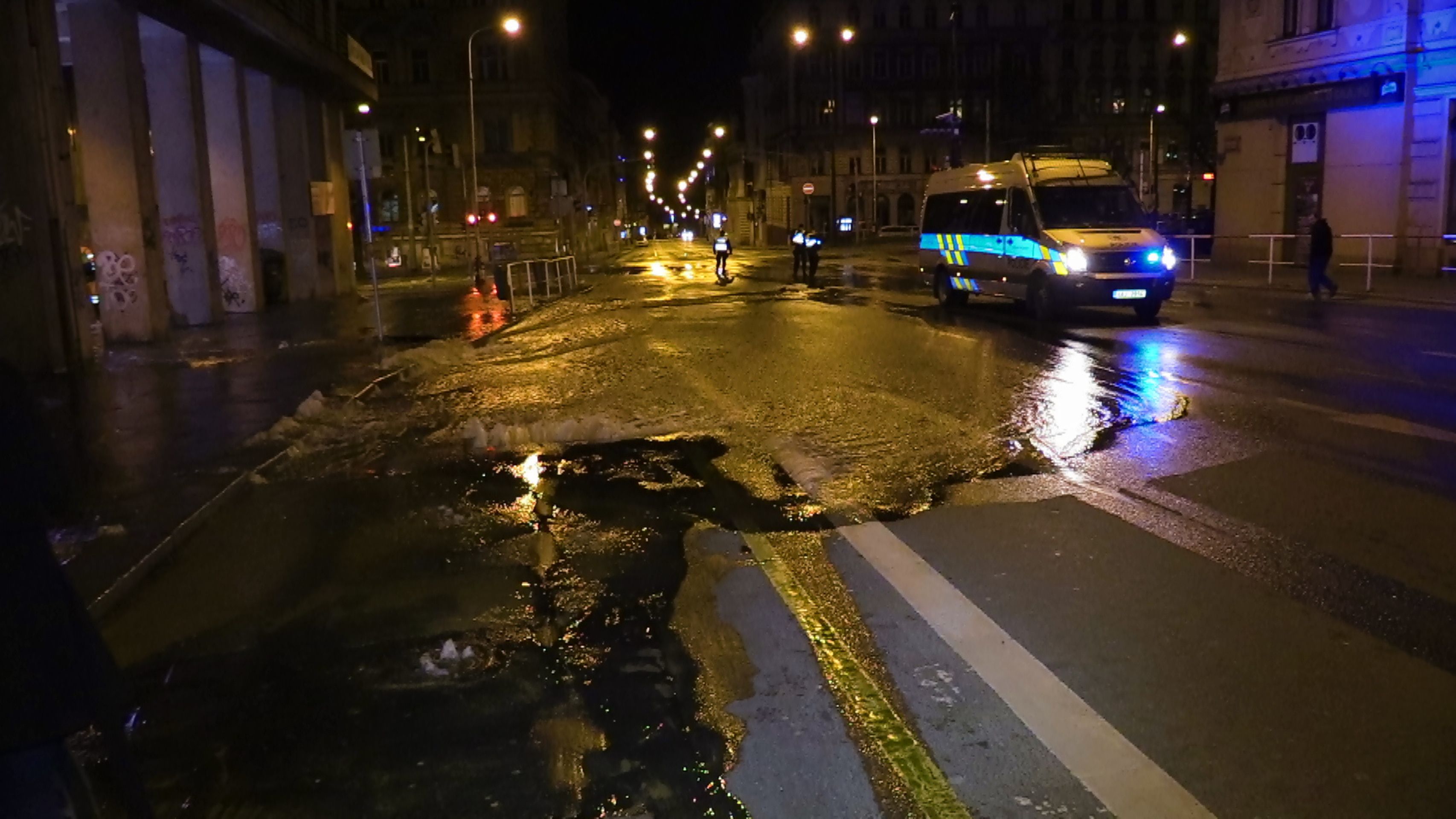 Prasklé vodovodní potrubí v centru Prahy - 5 - GALERIE: Prasklé vodovodní potrubí v centru Prahy (6/9)