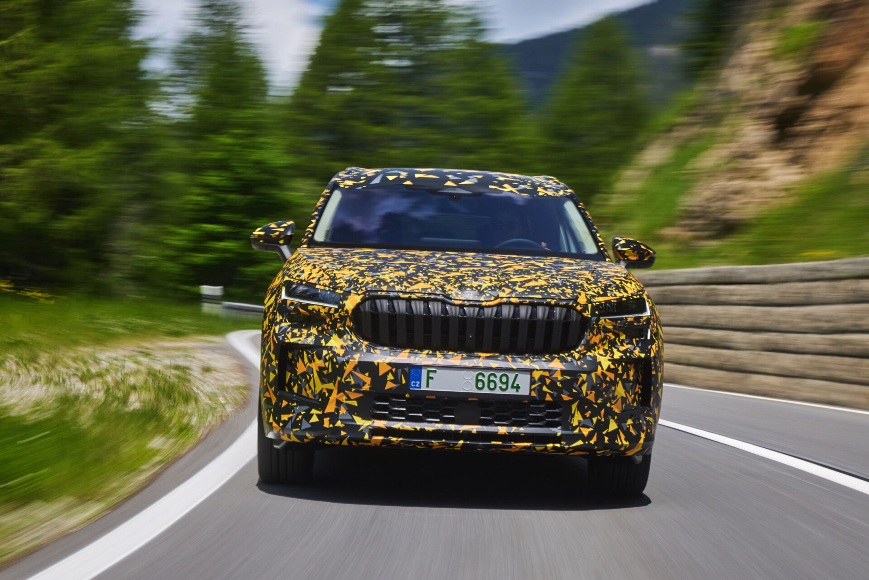 Druhá generace Škody Kodiaq pod maskováním - Druhá generace Škody Kodiaq na skicách a pod maskováním (16/17)