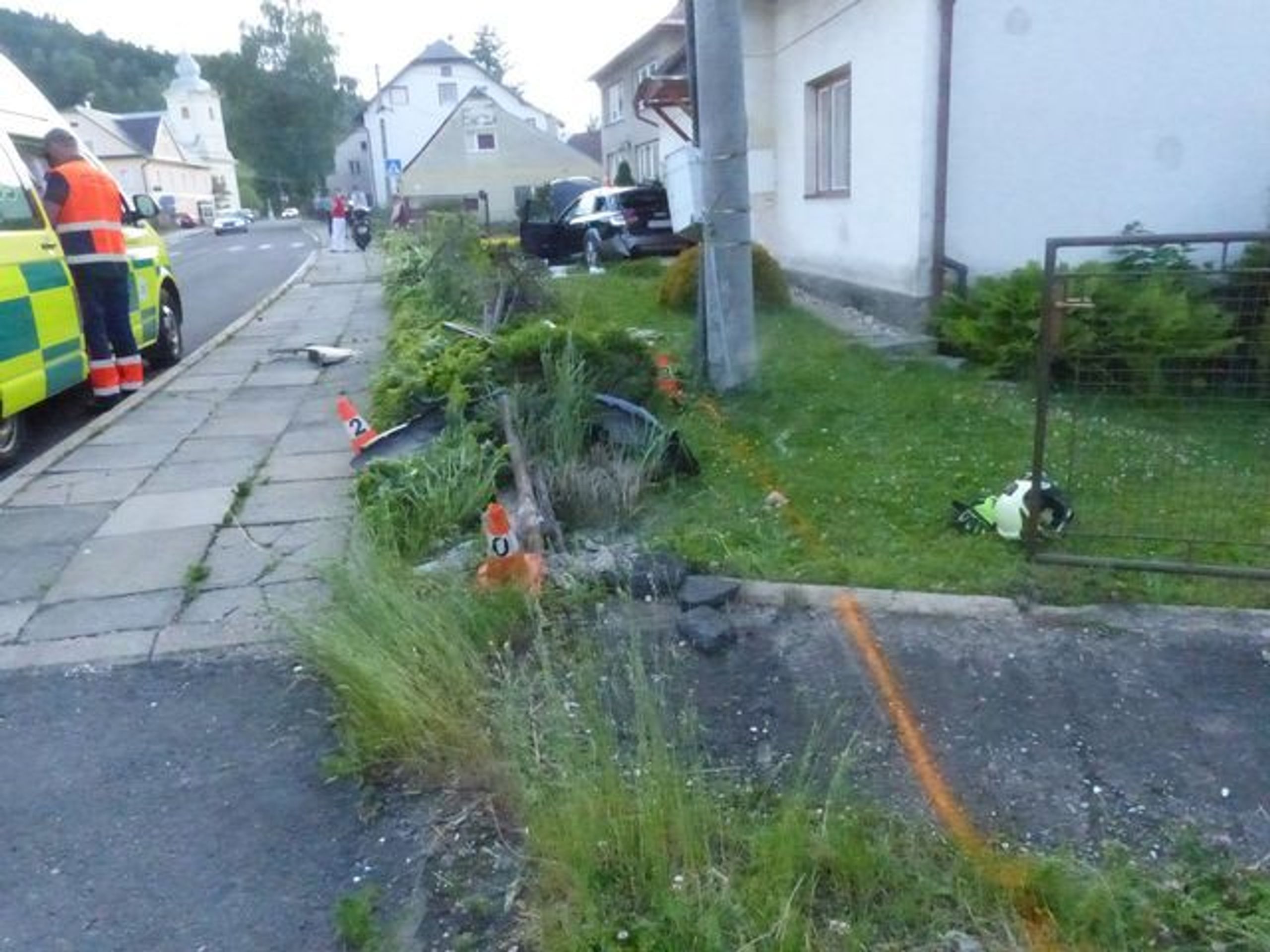 Auto na zahradě v Lipové - 1 - GALERIE: Auto vletělo do zahrady (4/4)