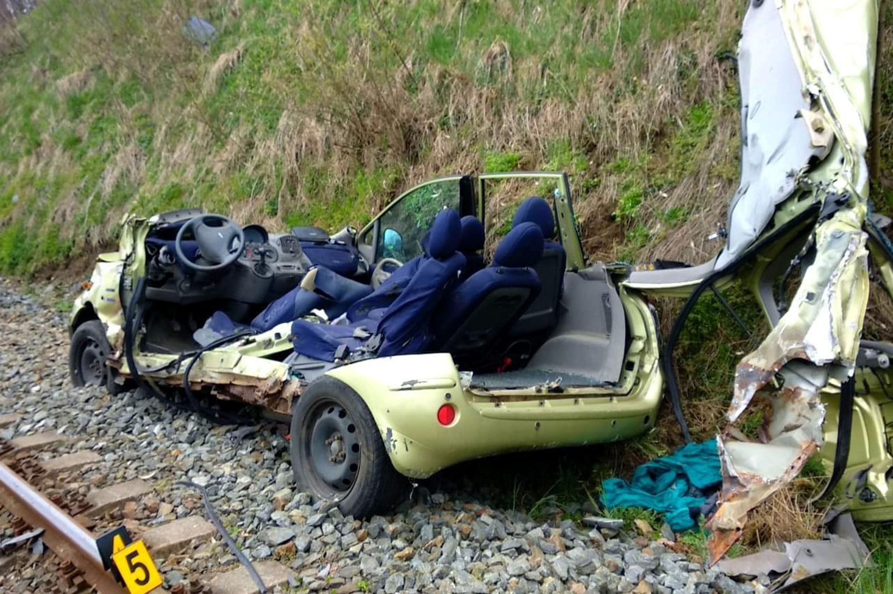 Vlak smetl na přejezdu auto - 3 - GALERIE: Vlak smetl na přejezdu v Klatovech auto (3/4)