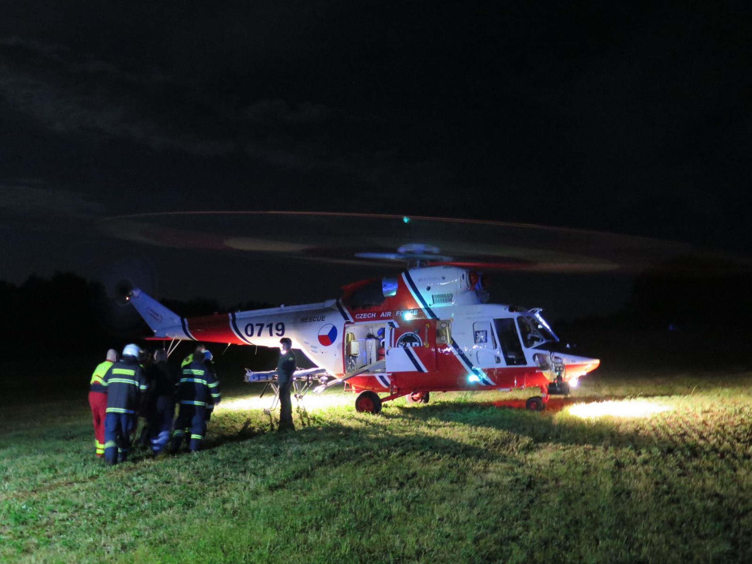 Auto začalo po nehodě u Milevska hořet - 2 - GALERIE: Auto začalo po nehodě u Milevska hořet (5/6)