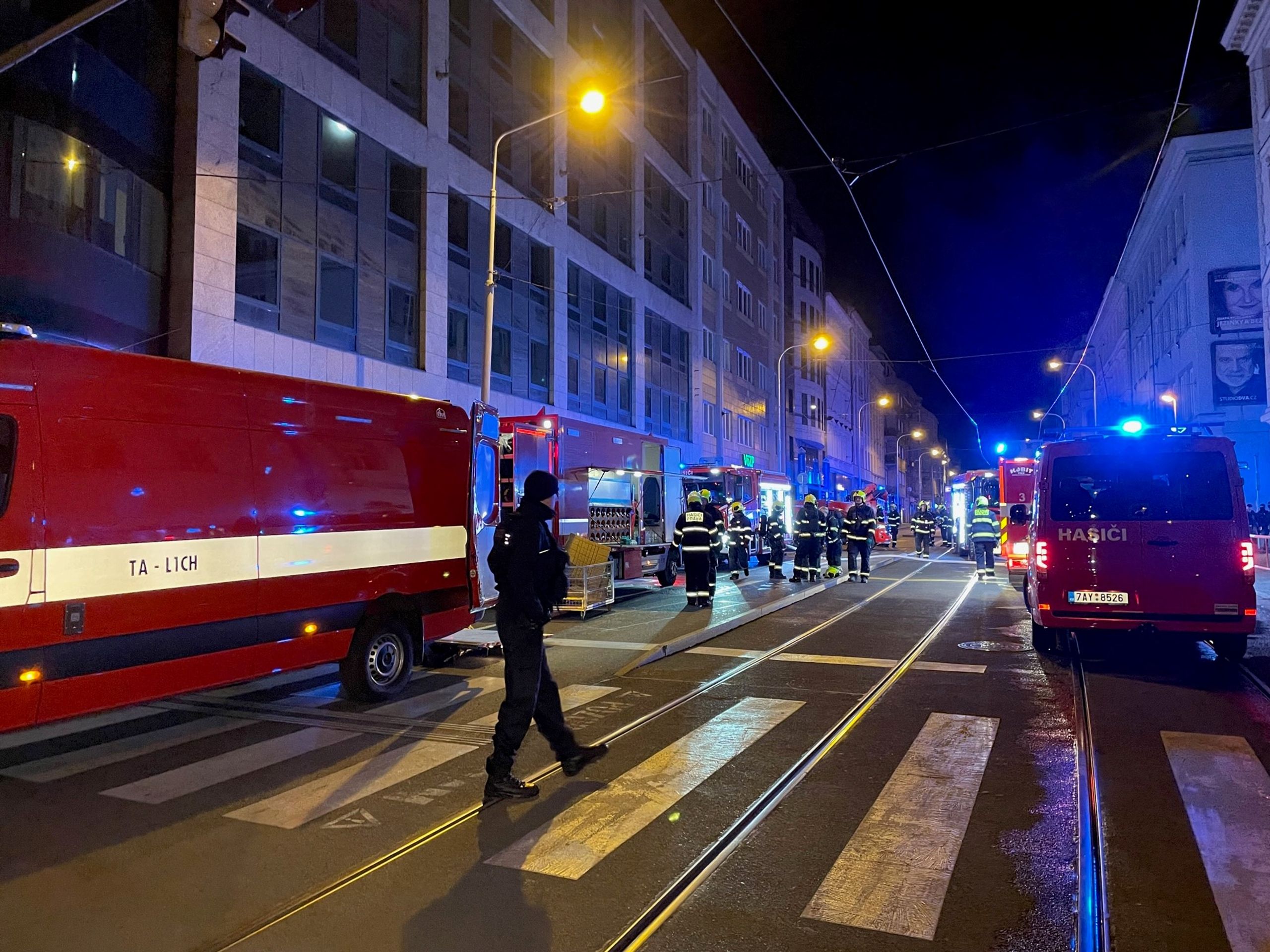 Požár elektromobilu v Praze - Požár elektromobilu v Praze (5/8)