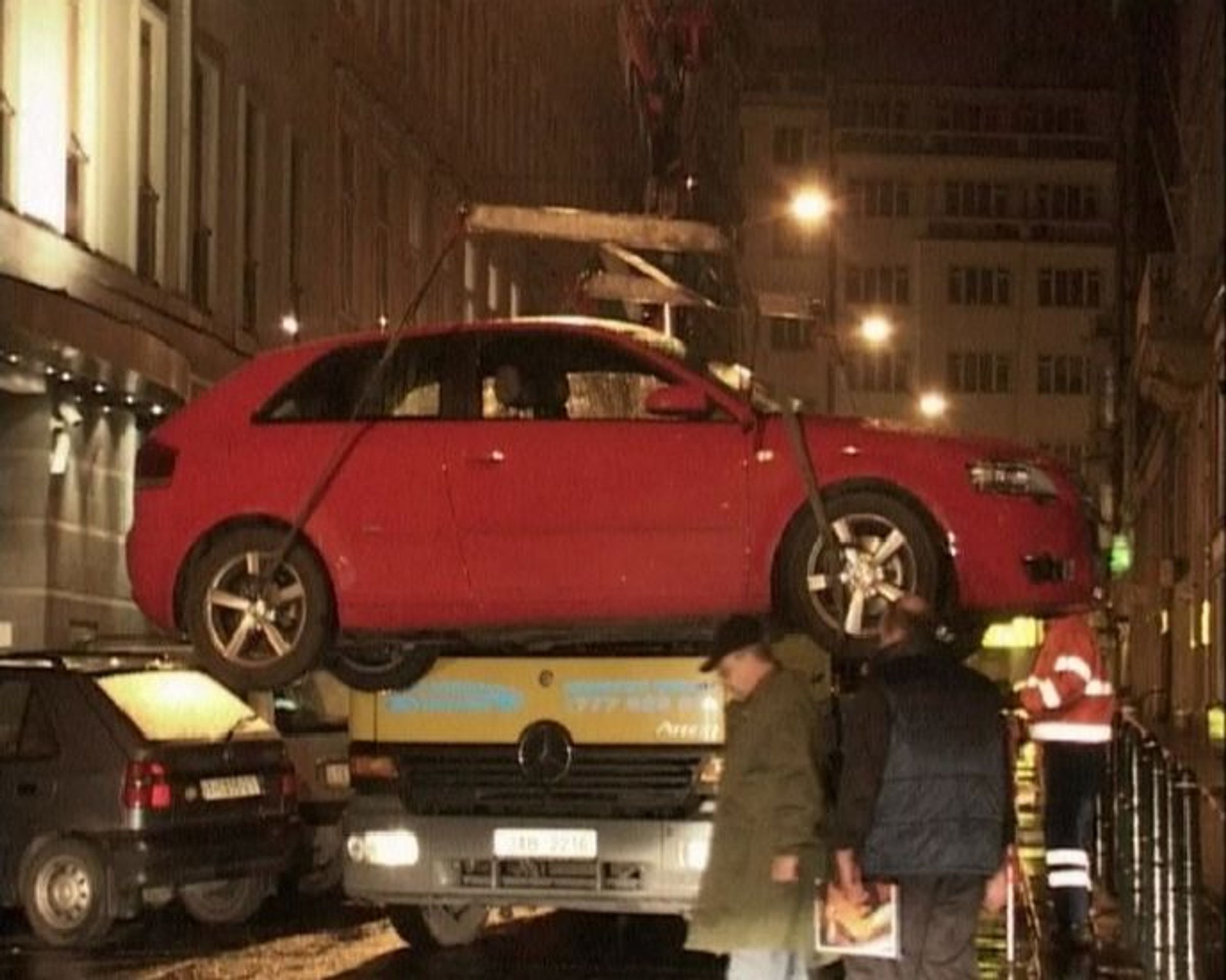 Záběry z místa činu bezprostředně po přestřelce. Policisté zajišťují důkazy. - Manželská nevěra přizabila exšéfa policejní zásahovky Vladimíra Ustyanoviče (3/3)