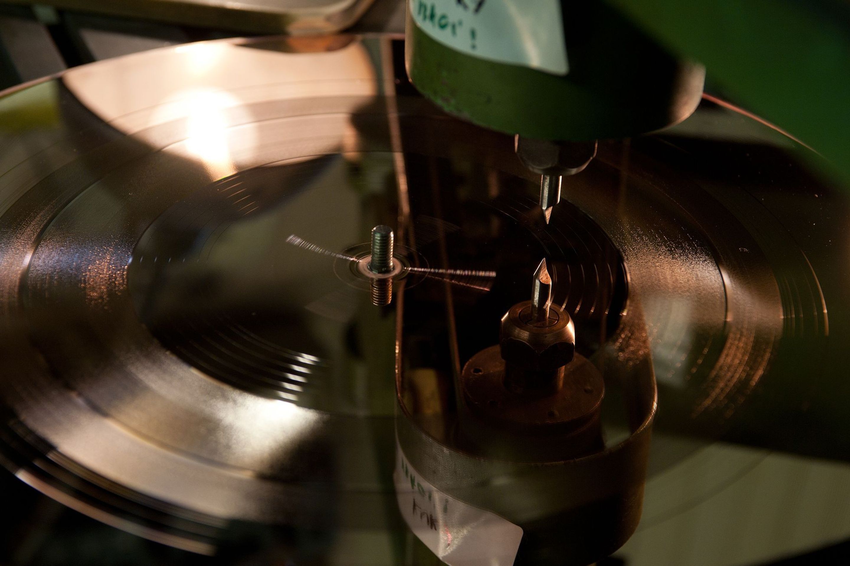 Na návštěvě v největší továrně na vinylové desky na světě - 14 - GALERIE: V Loděnici vyrábějí nejvíce gramofonových desek na světě (10/23)