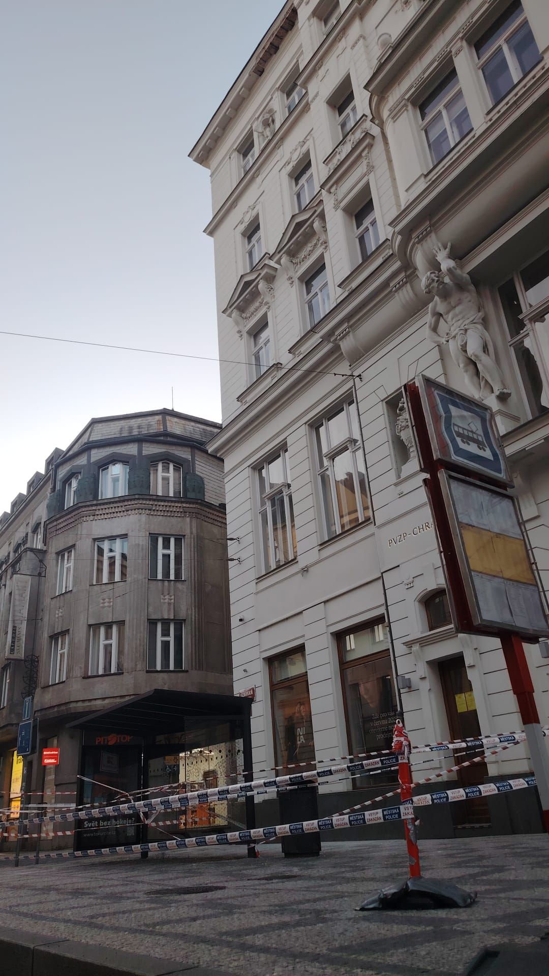 Uvolněná římsa na ulici Lazarská v Praze - Uvolněná římsa v Praze na ulici Lazarská (6/6)