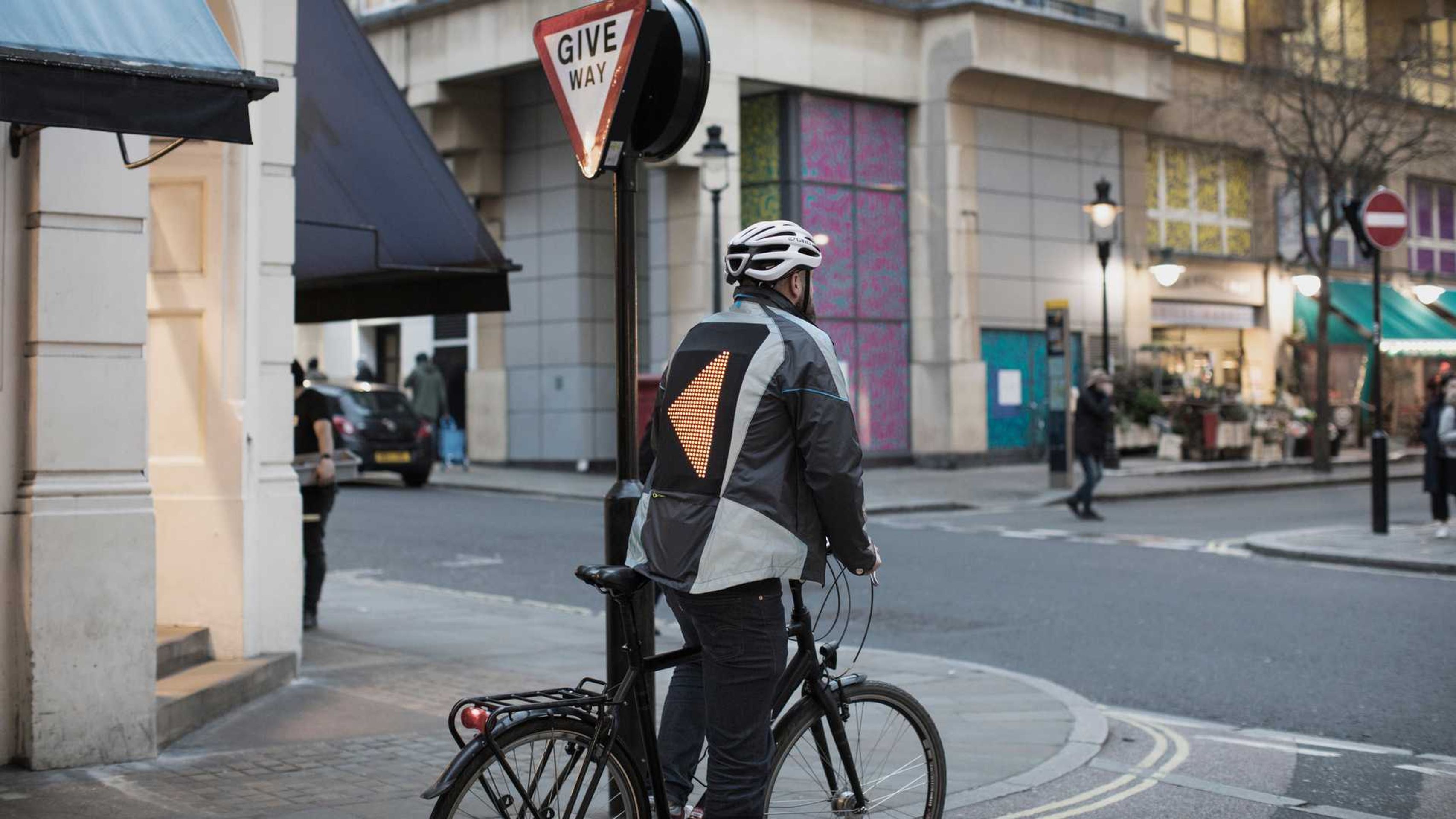Speciální bunda pro cyklisty - 7 - Fotogalerie: Speciální bunda pro cyklisty (4/6)