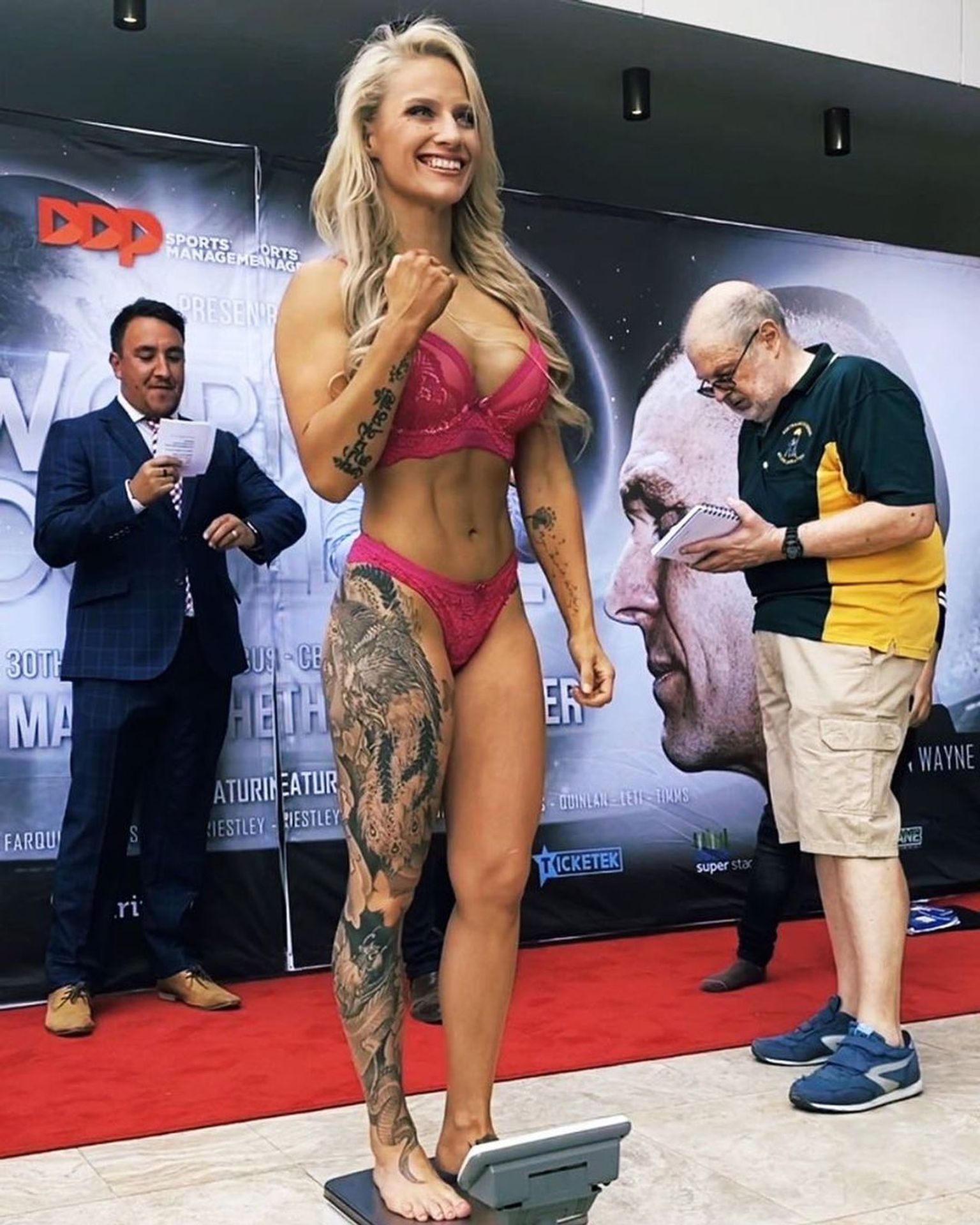 Blonďatá Bombardérka preferuje růžové nebo červené prádlo - GALERIE: Boxerka Ebanie Bridgesová (3/6)
