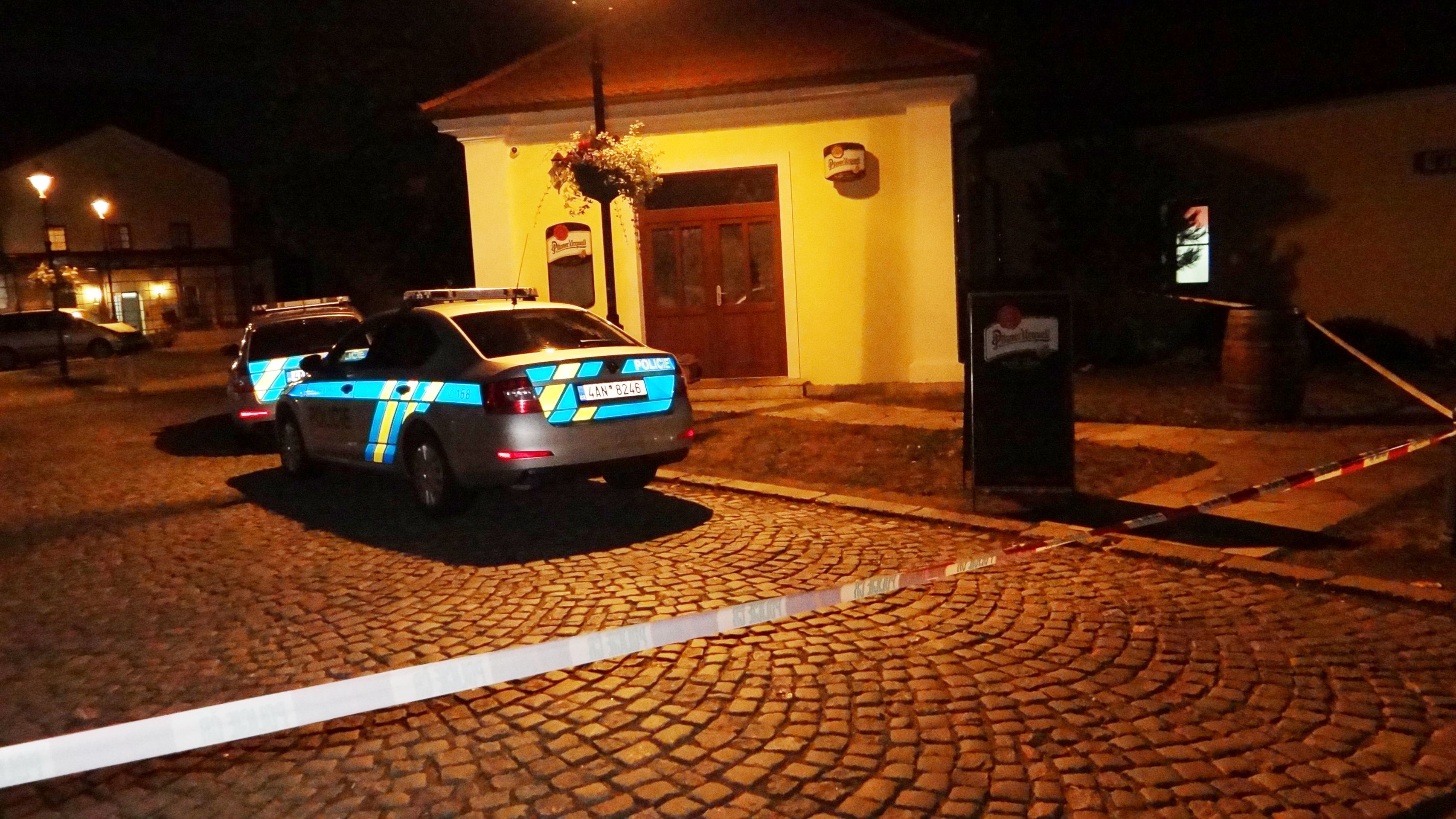 Policisté kvůli bezpečí uzavřeli široké okolí - GALERIE: Muž vyhrožoval na ulici v Praze pistolí (1/4)