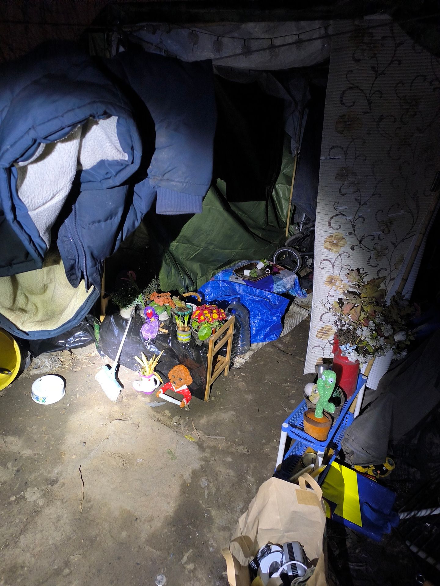 Dvě malé děti žily s matkou ve stanu - Dvě malé děti žily s matkou ve stanu (3/3)