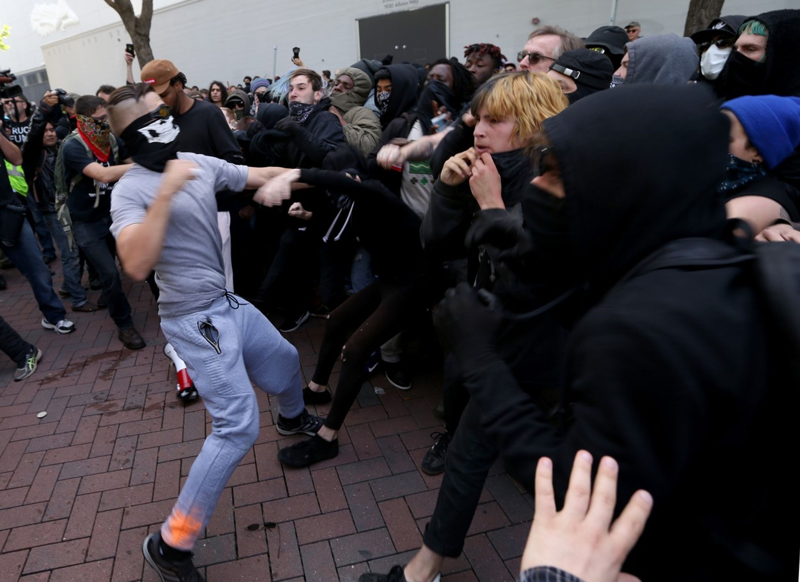 Bitka při protestech v Berkeley - GALERIE: Demonstrace v Berkeley přerostla v hromadnou bitku (1/6)