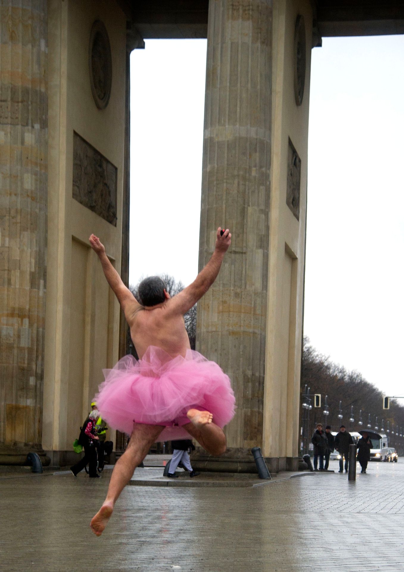 Bob Carey v růžové sukni jako baletka - 4 - GALERIE: Bob Carey tančí jako baletka (2/5)