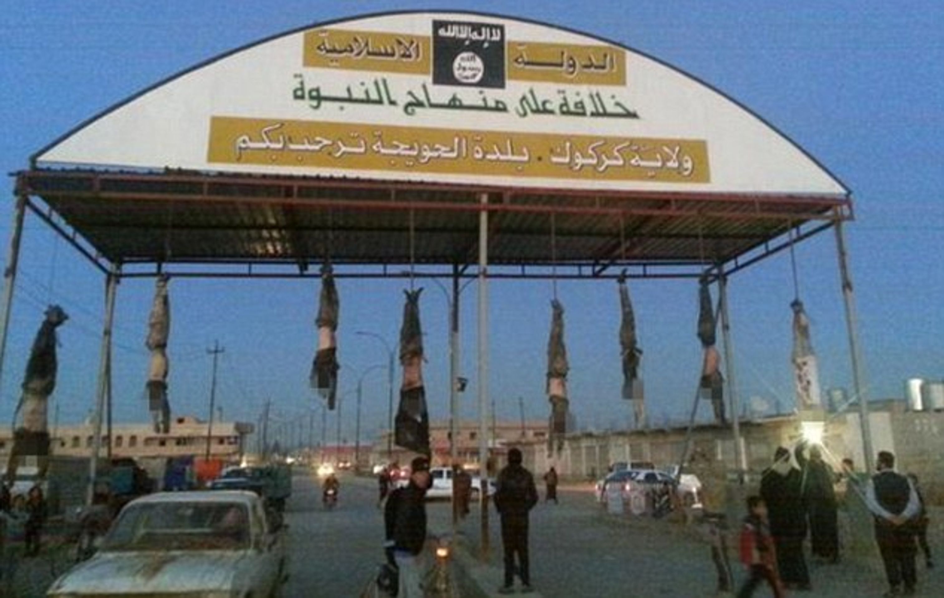 Vrazi z IS opět zabíjeli - 1 - Teroristé z ISIS pověsili mrtvoly na vjezd do města (3/4)
