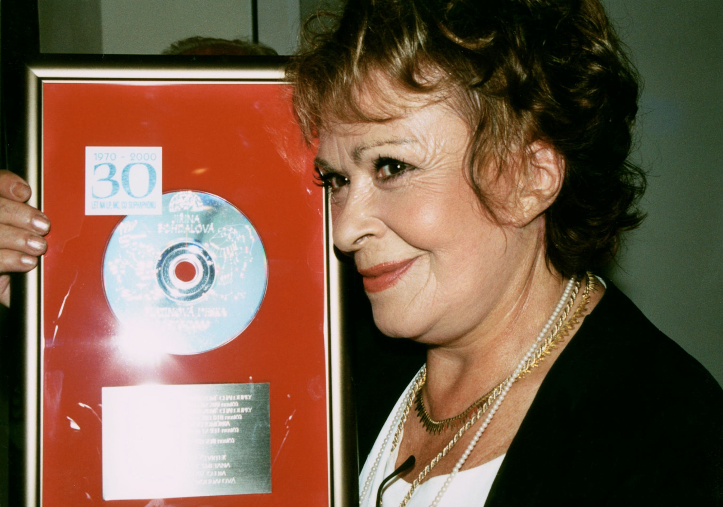 Jiřina Bohdalová - 2001 - s platinovou deskou Supraphonu za nahrávku Rákosníčka - Jak šel čas s Jiřinou Bohdalovou (3/12)