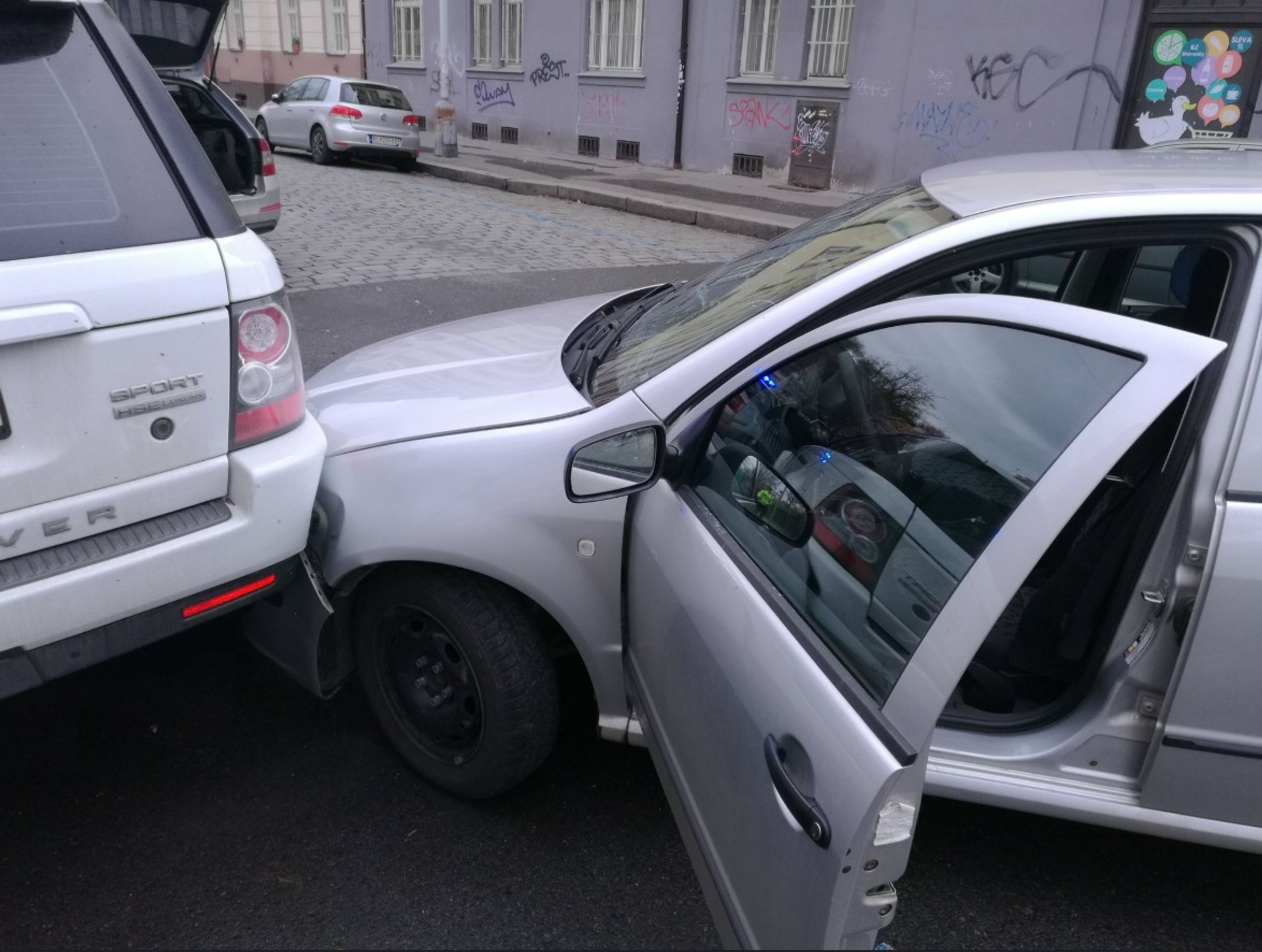 Policejní honička v Praze - GALERIE: Policejní honička v Praze skončila střelbou (4/5)