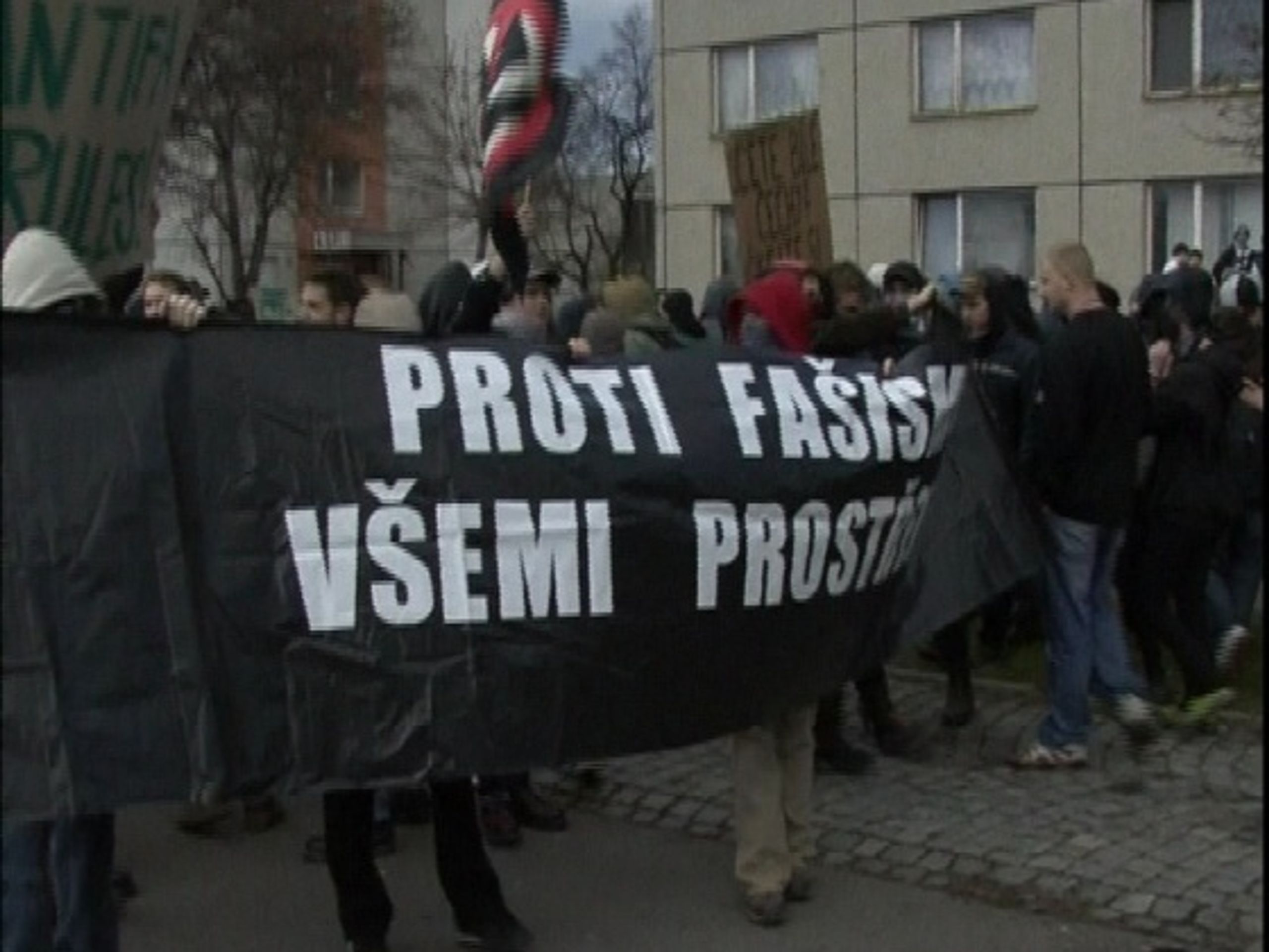 Demonstrace v Otrokovicích - Skini pochodující Otrokovicemi se střetli s anarchisty (3/3)