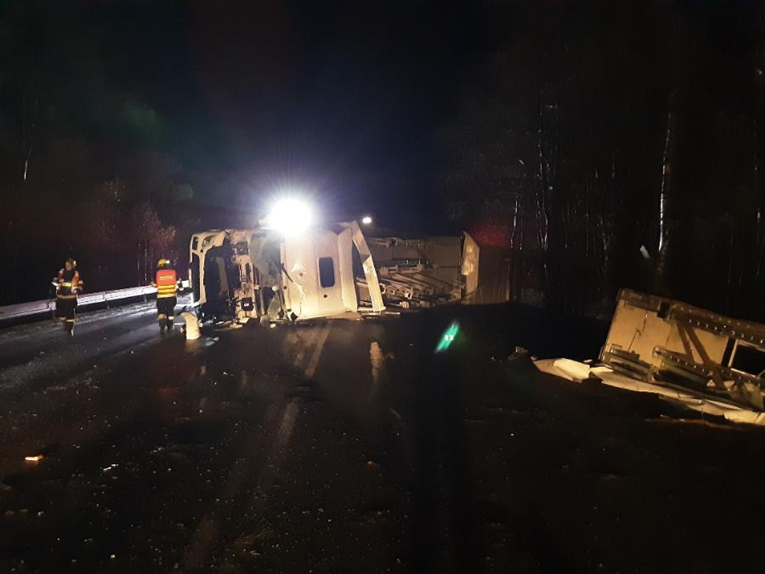 Dopravní nehoda na I/38 za obcí Radostín - Ledovka komplikuje dopravu (22/30)
