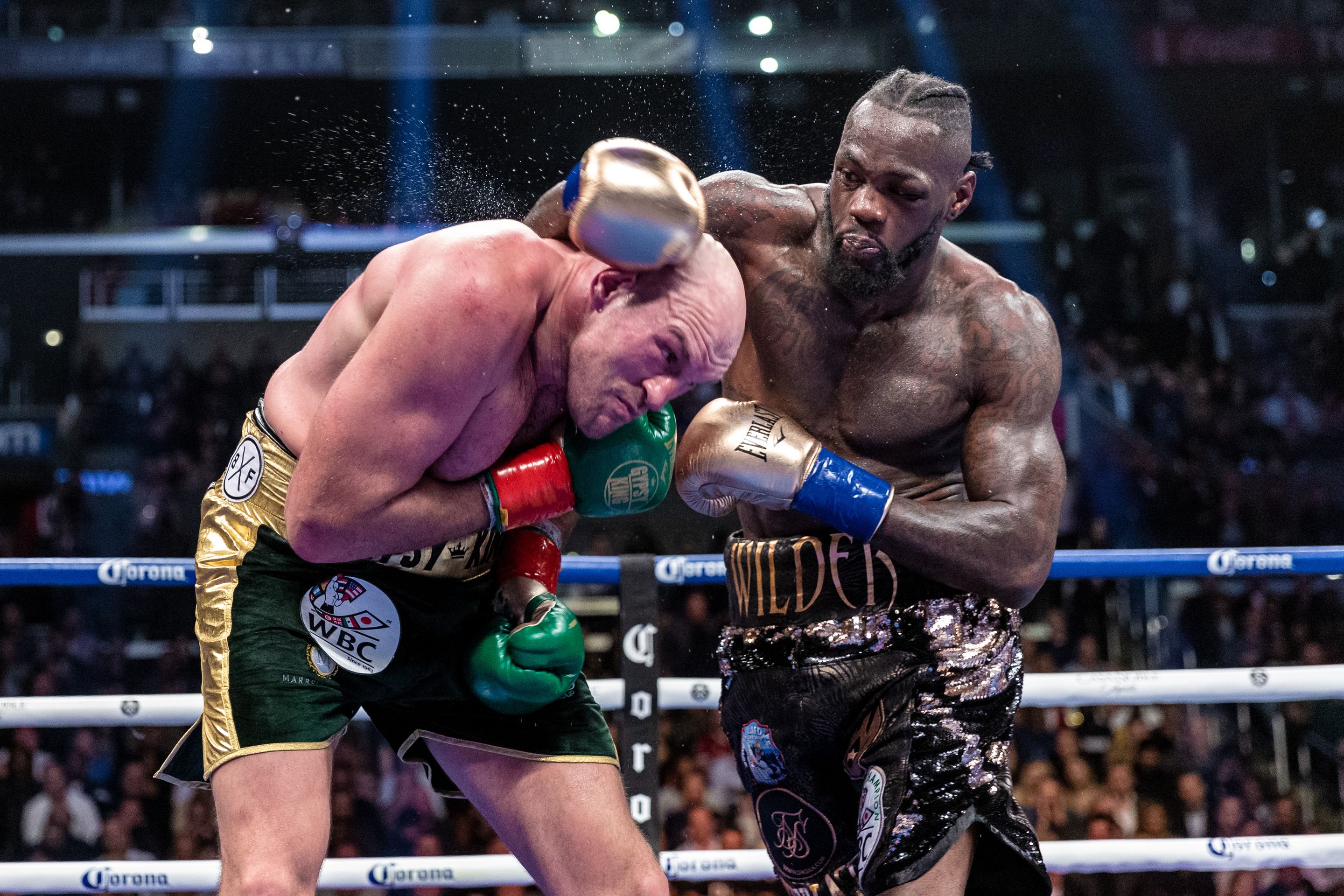 Tyson Fury vs. Deontay Wilder - Socha napočet Tysona Fury z odpadních trubek (7/10)