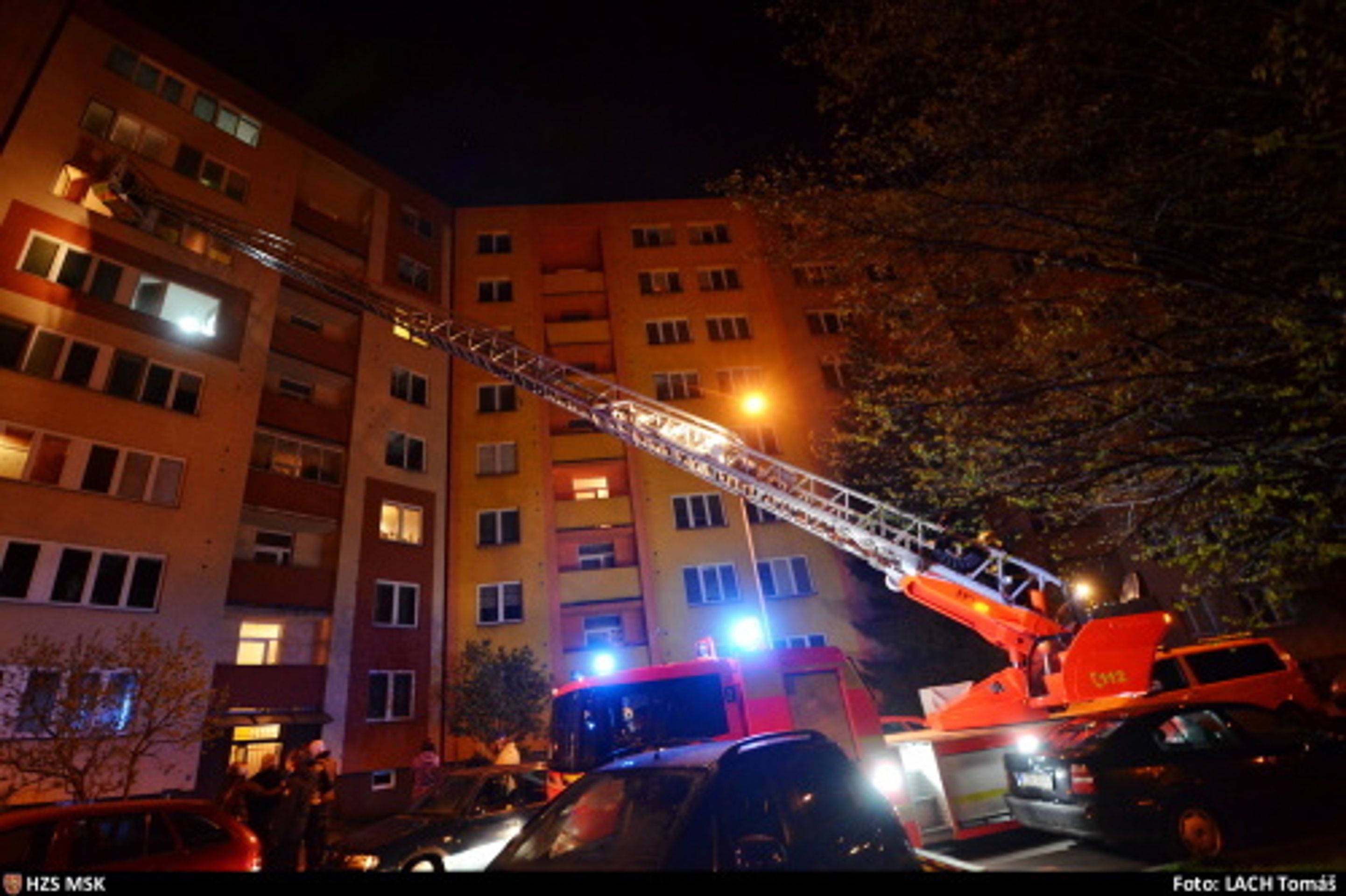 Požár bytu v Ostravě a evakuace - 3 - GALERIE: Požár bytu a evakuace domu v Ostravě (10/12)
