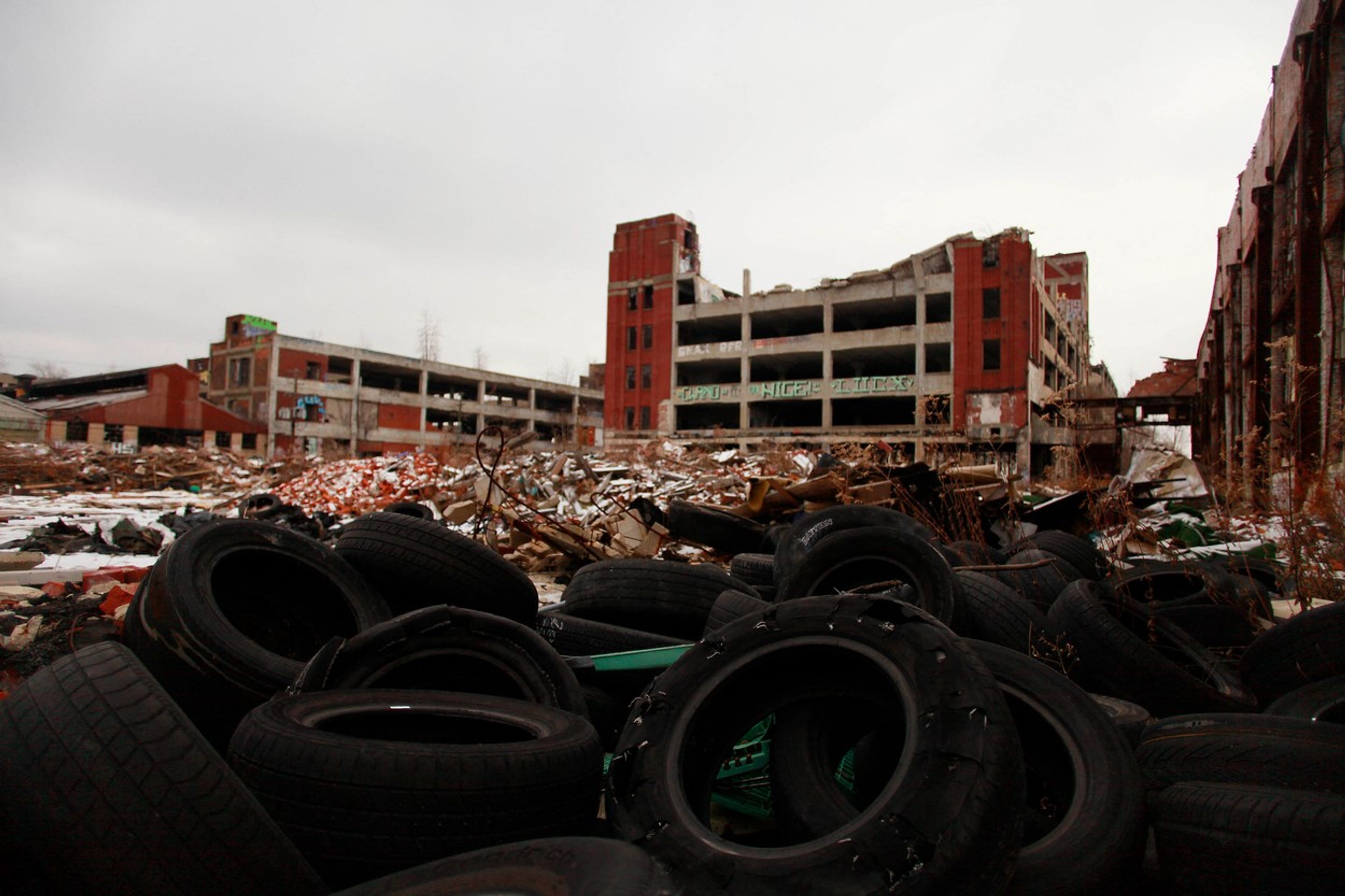 Packard Automotive Plant v Detroitu - Slavná obří továrna Packardu v Detroitu v dobách největší slávy a dnes (8/22)