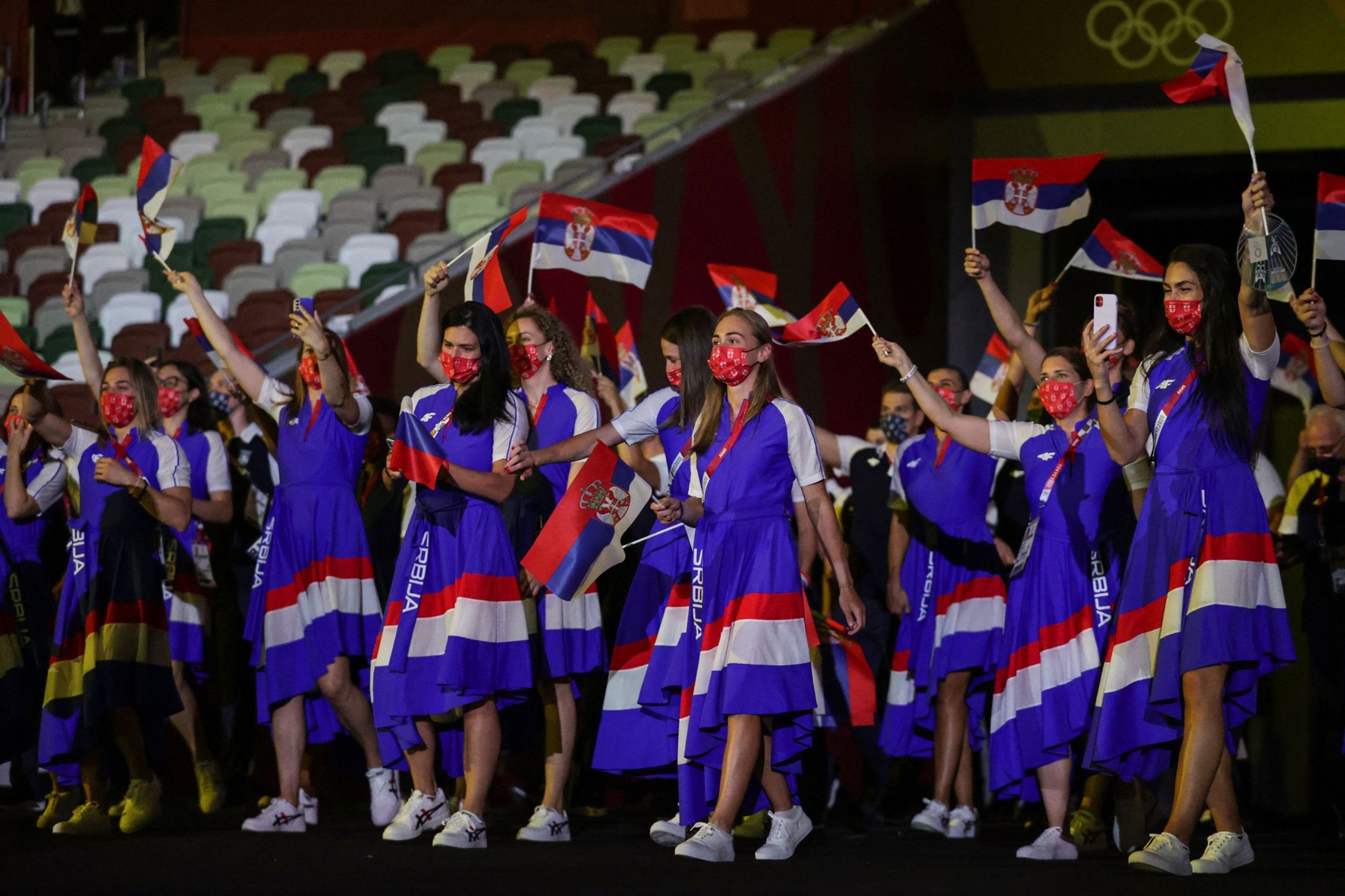 Srbské ženy nastoupily v elegantních šatech - Galerie: Originální outfity při zahajovacím olympijském ceremoniálu (5/18)