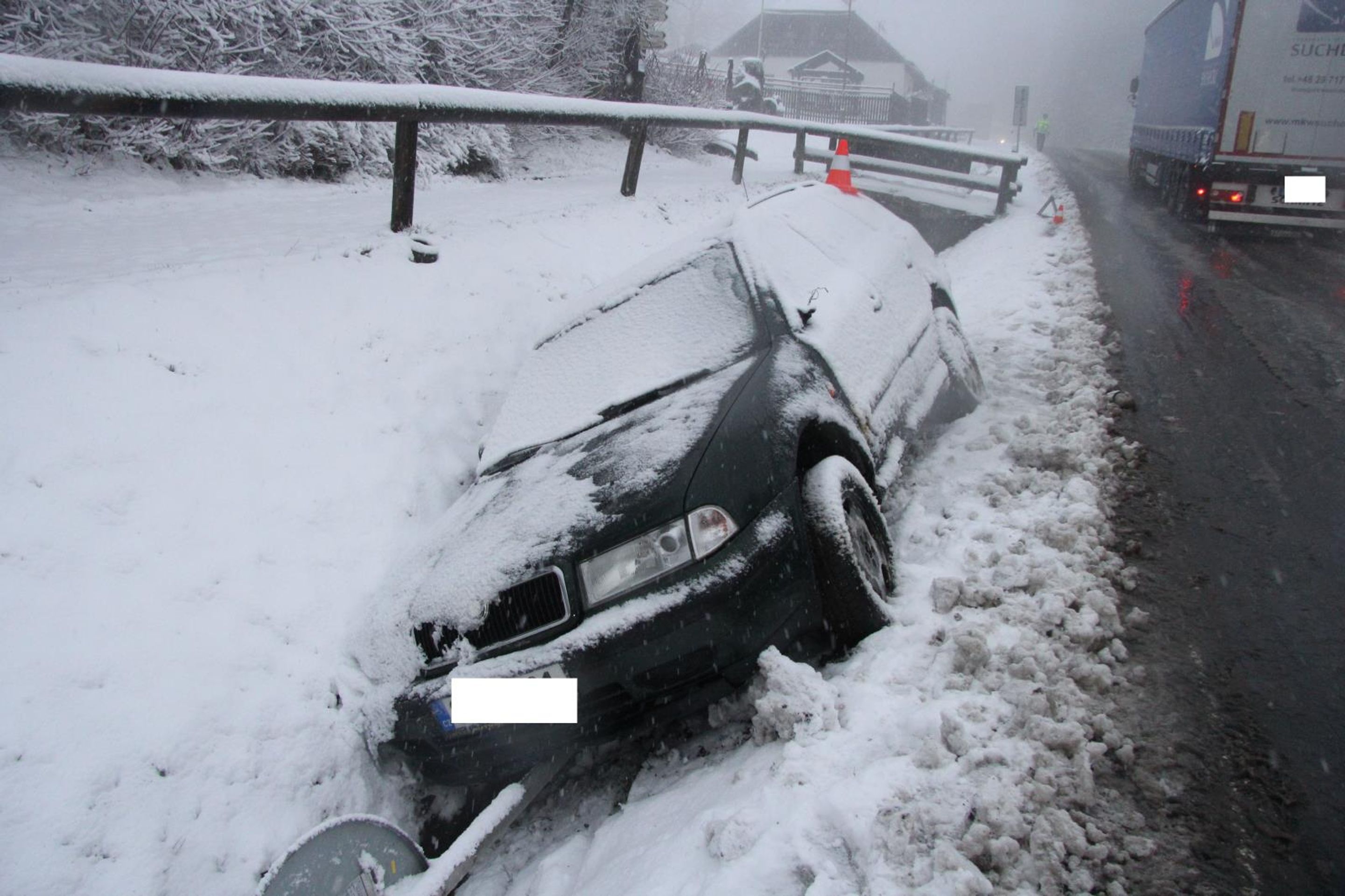 Dopravní komplikace kvůli počasí - Déšť a sníh působí dopravní komplikace (1/9)