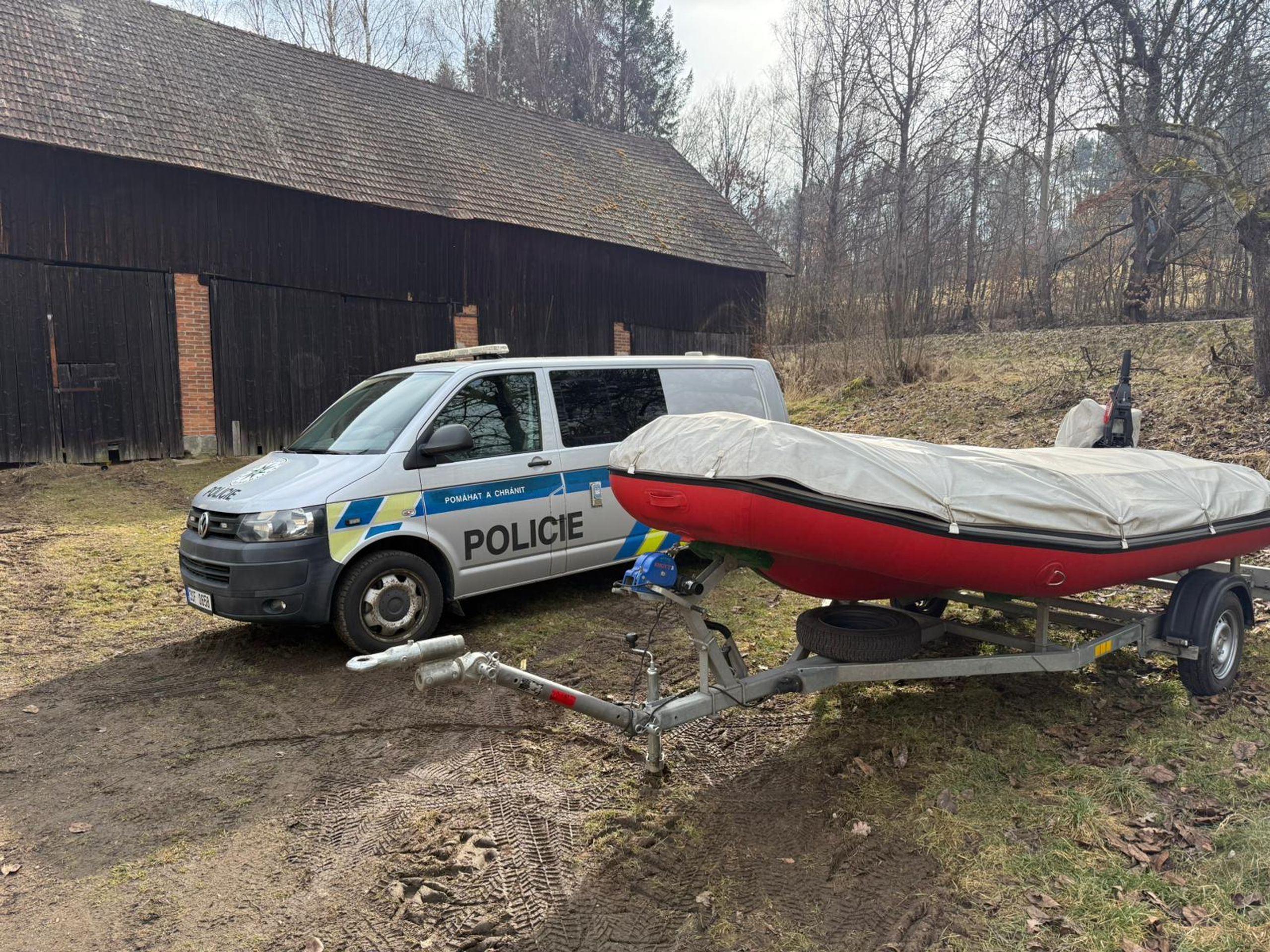 Nález auta v Drhlenském rybníce - Nález auta v Drhlenském rybníce (5/8)