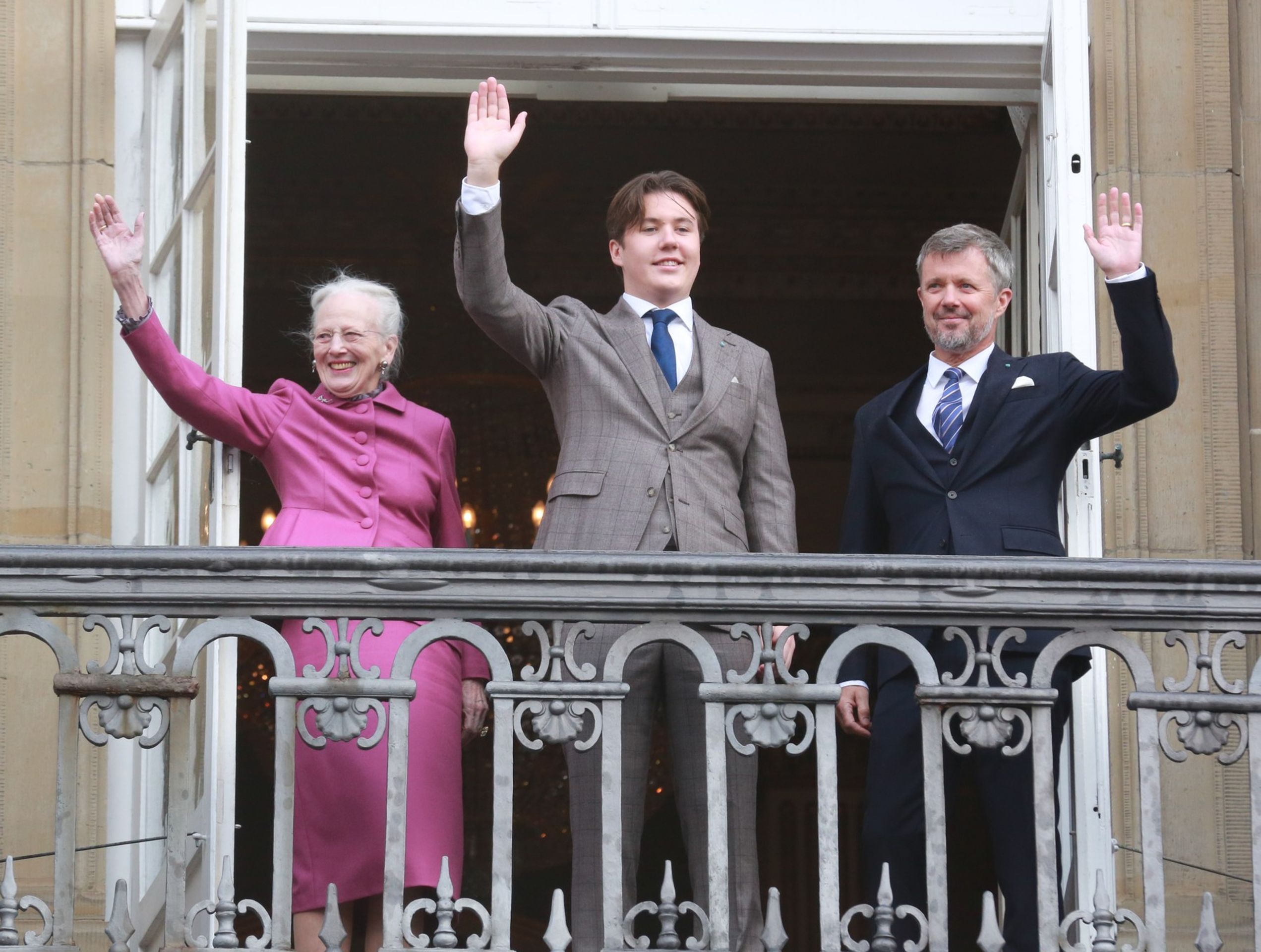 Zleva dánská královna Markéta II., princ Christian a korunní princ Frederik - Oslava 18. narozenin (6/7)