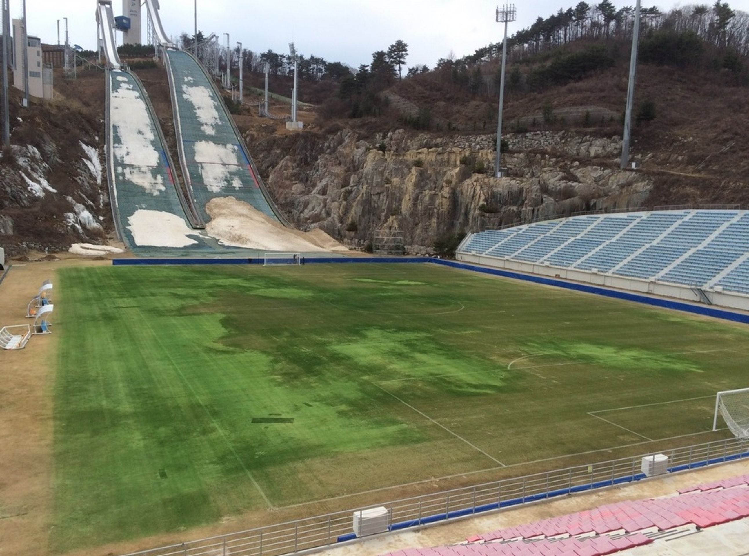 Fotbalový stadion v Jižní Koreji - 2 - GALERIE: Kuriózní fotbalový stadion (4/6)
