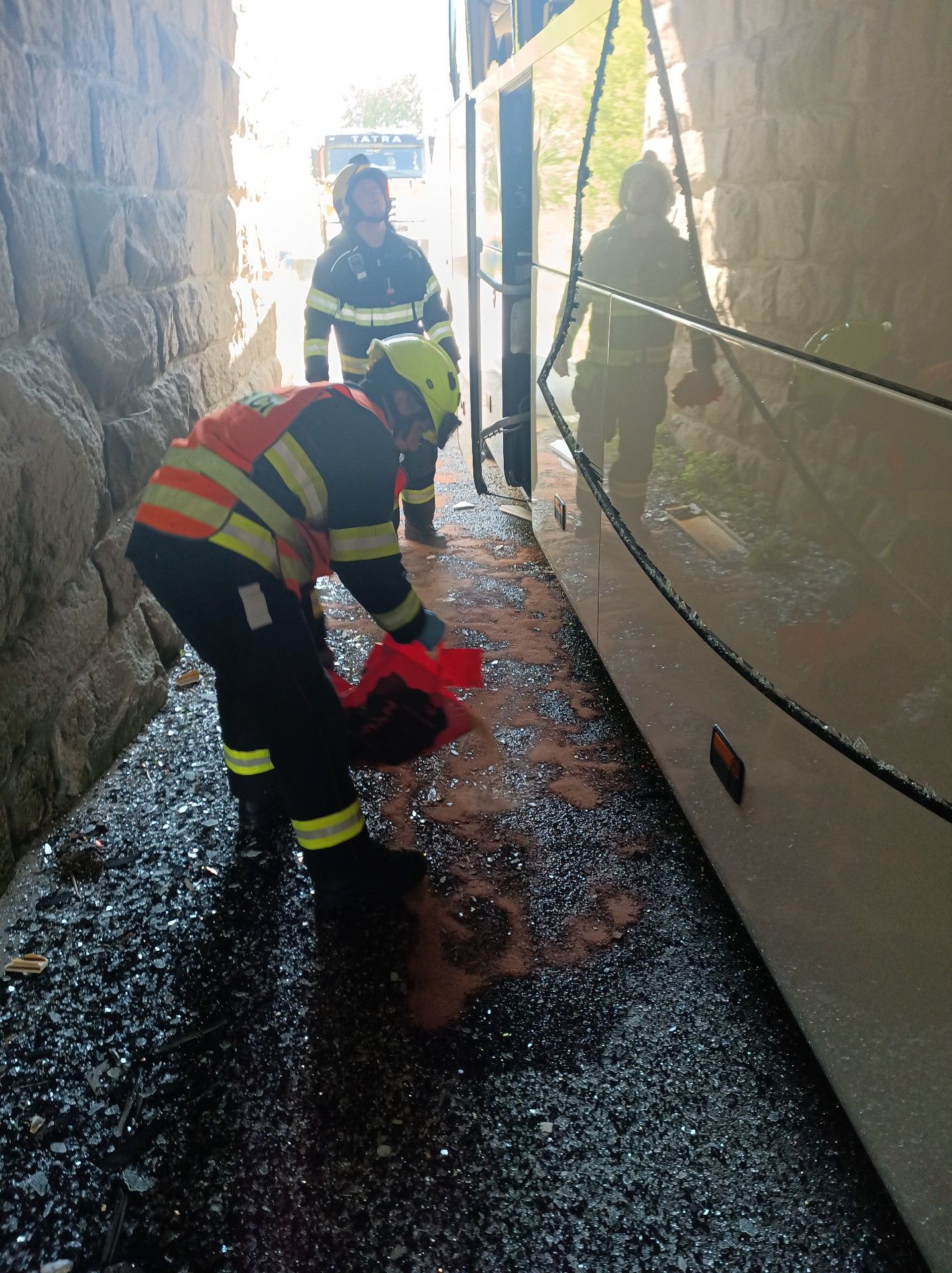Autobus zůstal zaseknutý pod železničním viaduktem - Autobus zůstal zaseknutý pod železničním viaduktem (5/7)