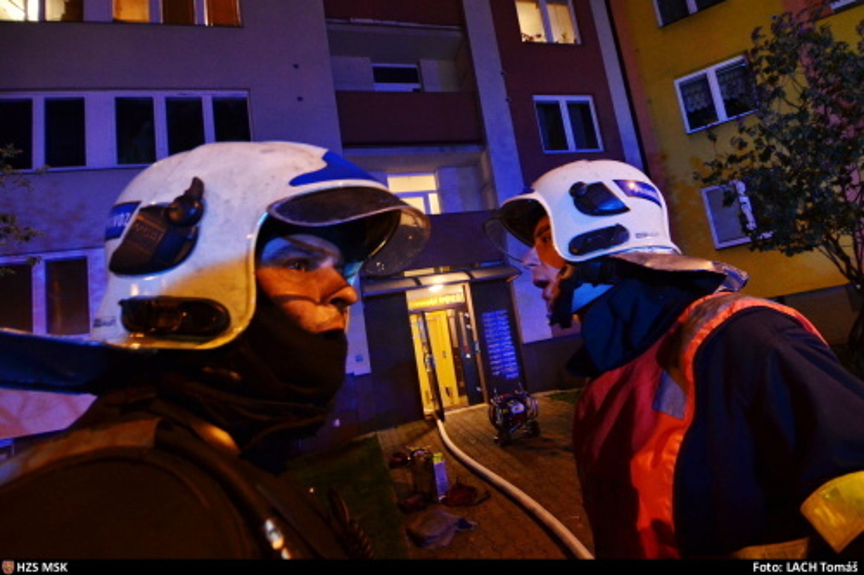 Požár bytu v Ostravě a evakuace - 7 - GALERIE: Požár bytu a evakuace domu v Ostravě (6/12)