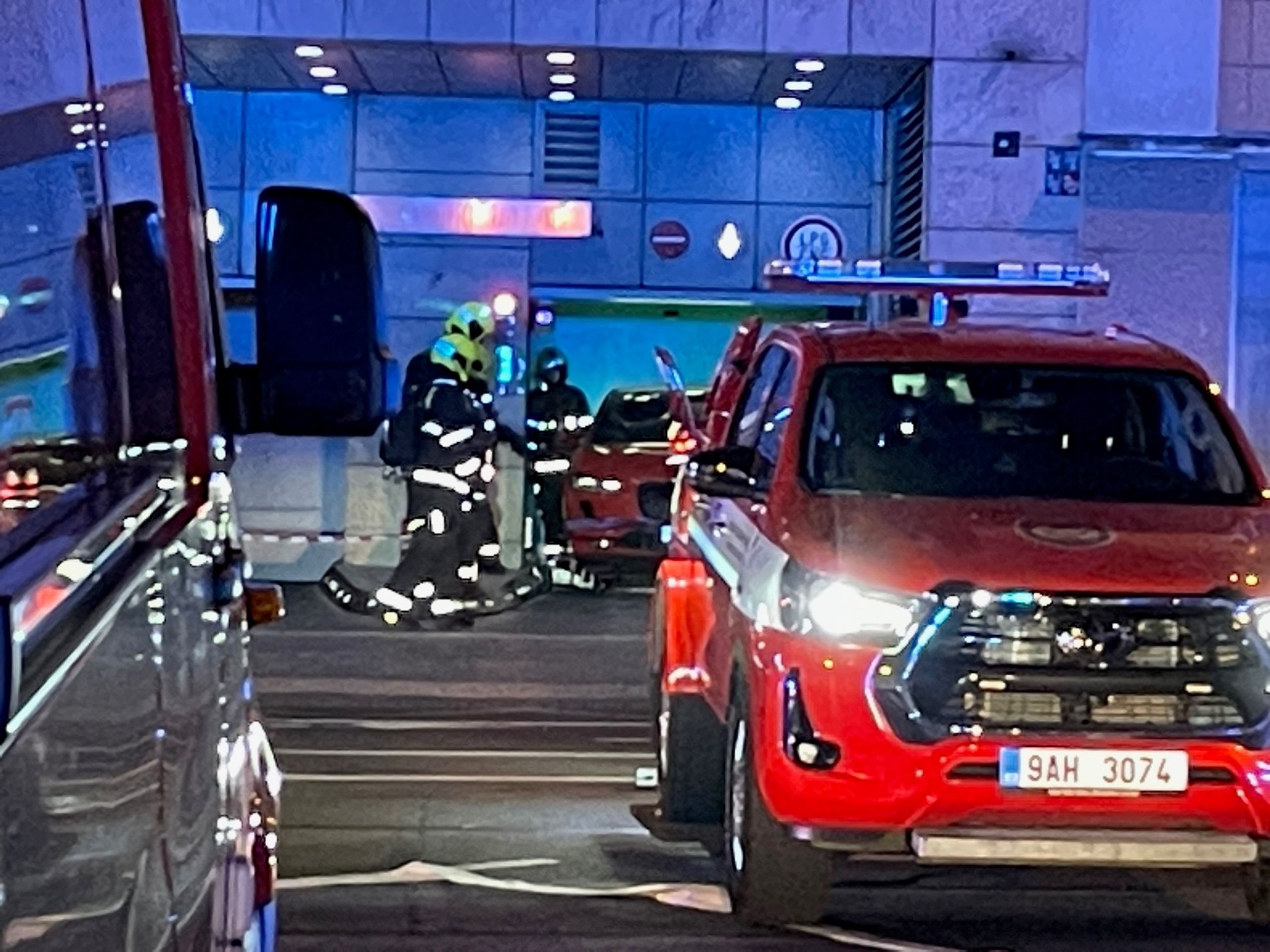 Požár elektromobilu v Praze - Požár elektromobilu v Praze (7/8)