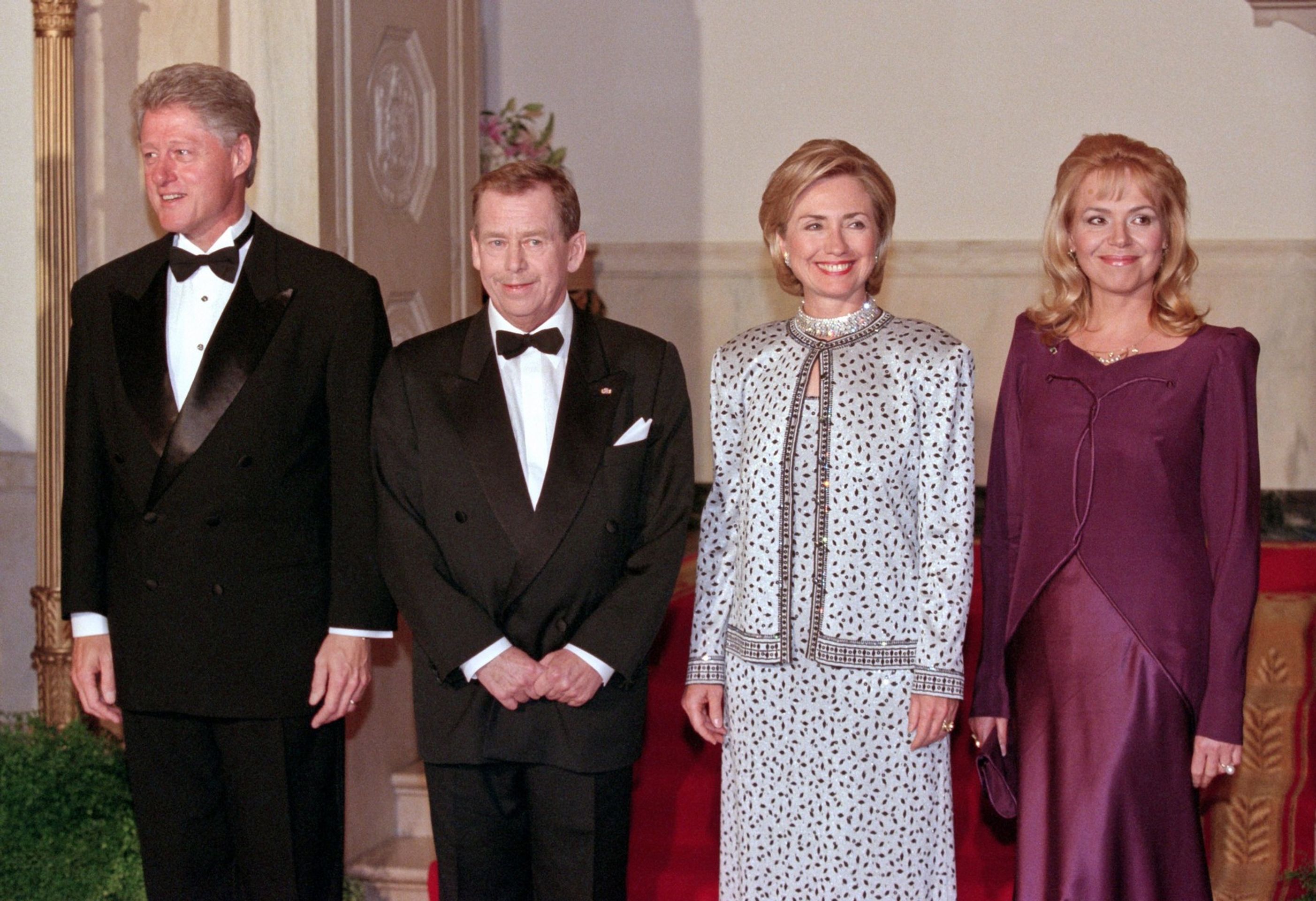 Prezidenti Bill Clinton, Václav Havel s Hillary Clintonovou a Dagmar Havlovou, 16. 9. 1998 Washington DC, návštěva Bílého domu - Dagmar Havlová a Bill Clinton (2/4)