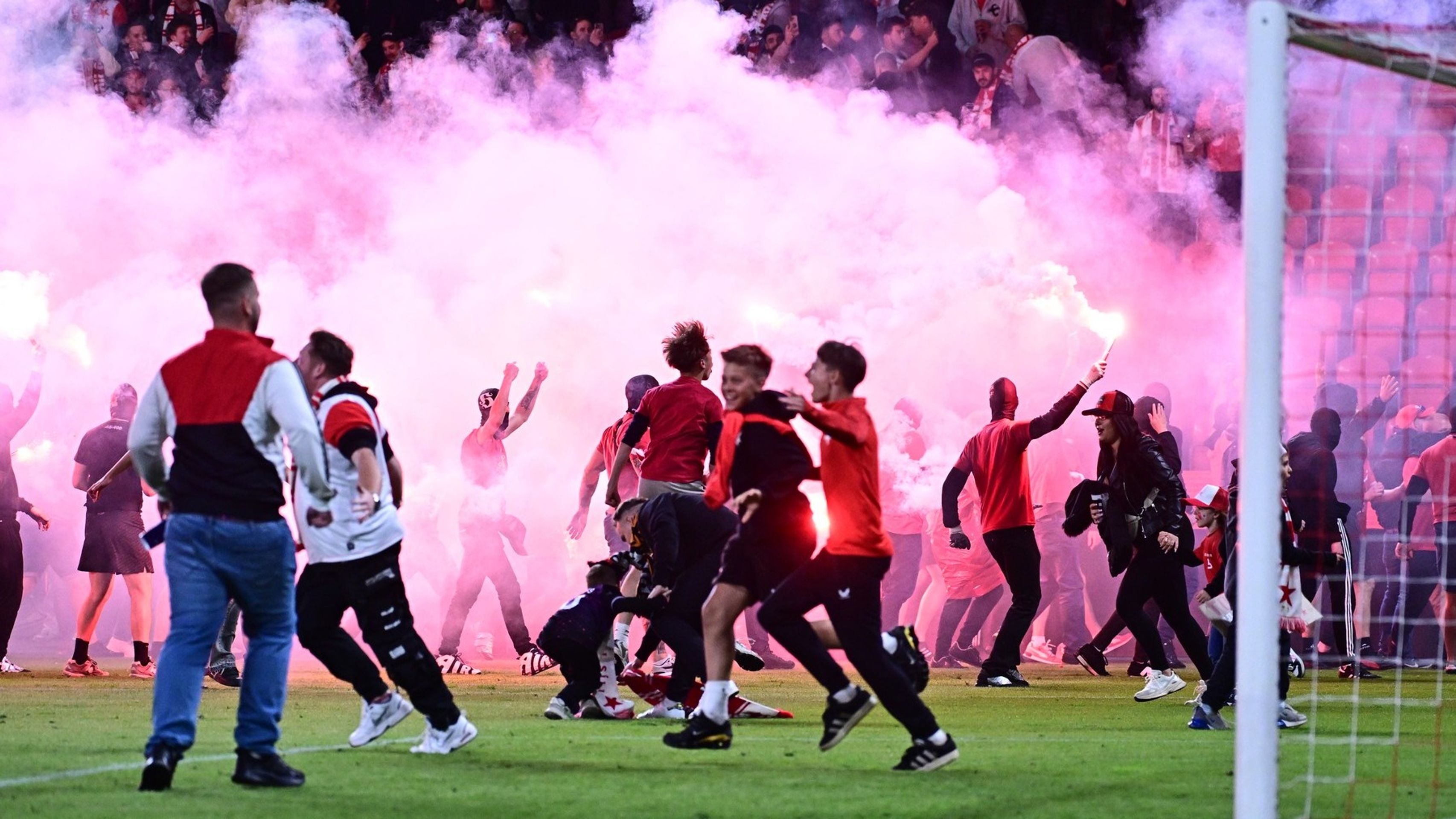 Výtržnosti fanoušků Slavie při derby v Edenu - Fanoušci Slavie běsnili na hřišti při derby (5/9)