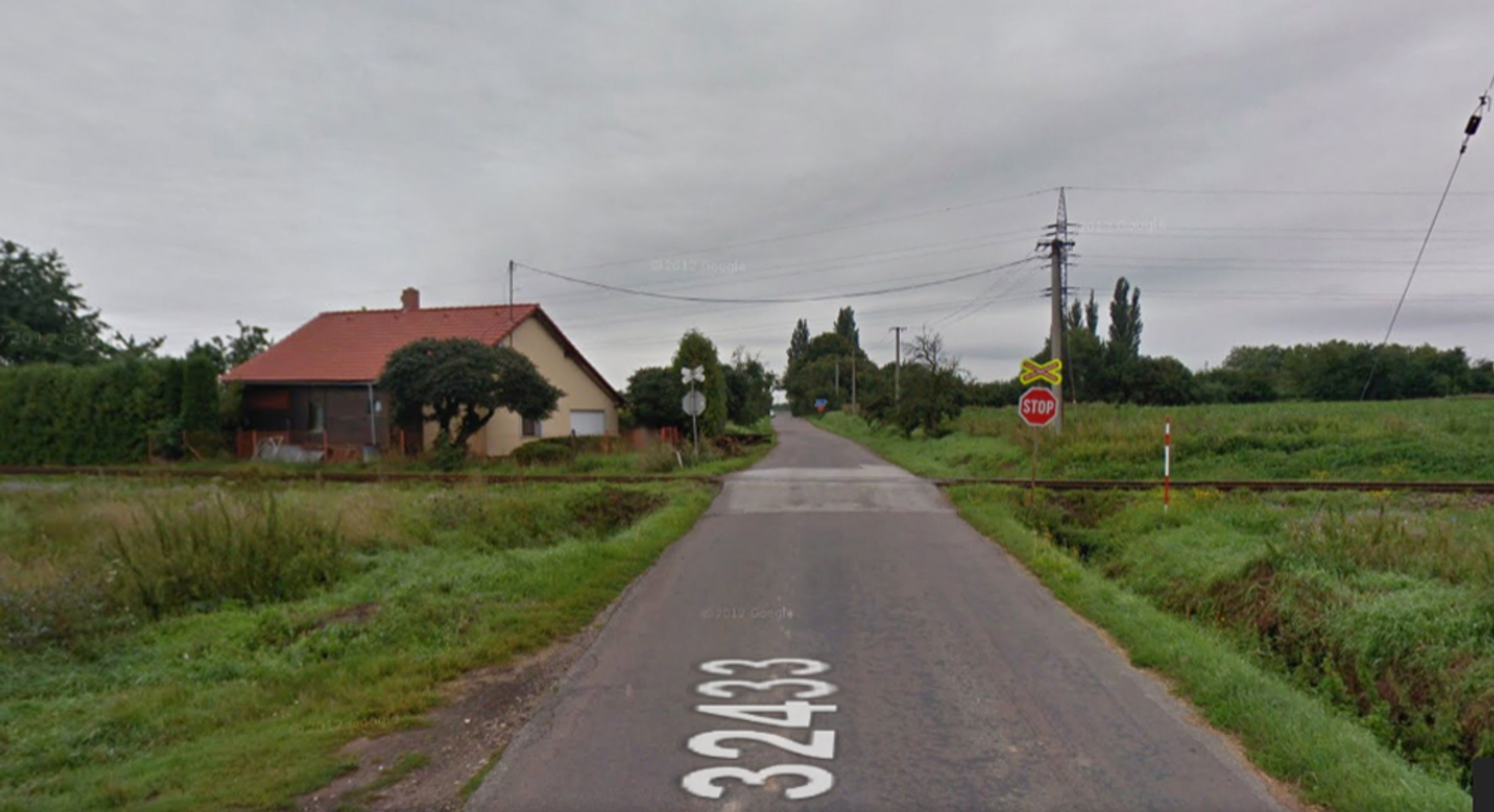 Nebezpečné přejezdy: P 5379, Hradec Králové - Turnov, Královéhradecký kraj - přejezd bez světel, řešení: se závorami. DŮVOD: Velice frekventovaný přejezd se ztíženým rozhledem z důvodu bývalého strážního domku s traťovou rychlostí 70 km/h, nehodovost - GALERIE: Nebezpečné přejezdy - Královéhradecký kraj, Pardubický kraj, Olomoucký kraj, Moravskoslezský kraj (8/17)
