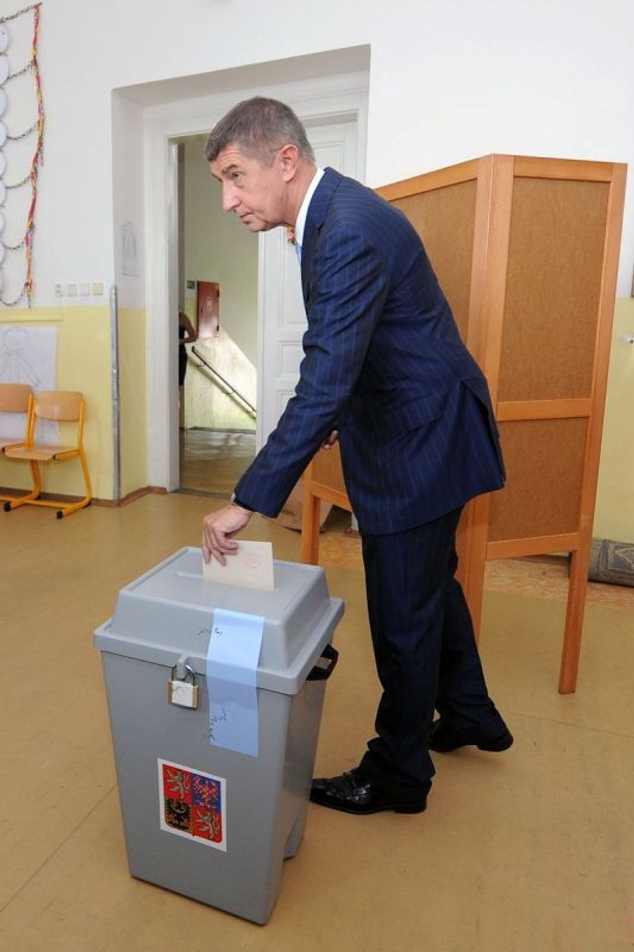 Babišovi u voleb do EP - 7 - GALERIE: Babišovi volí do Evropského parlamentu (8/13)