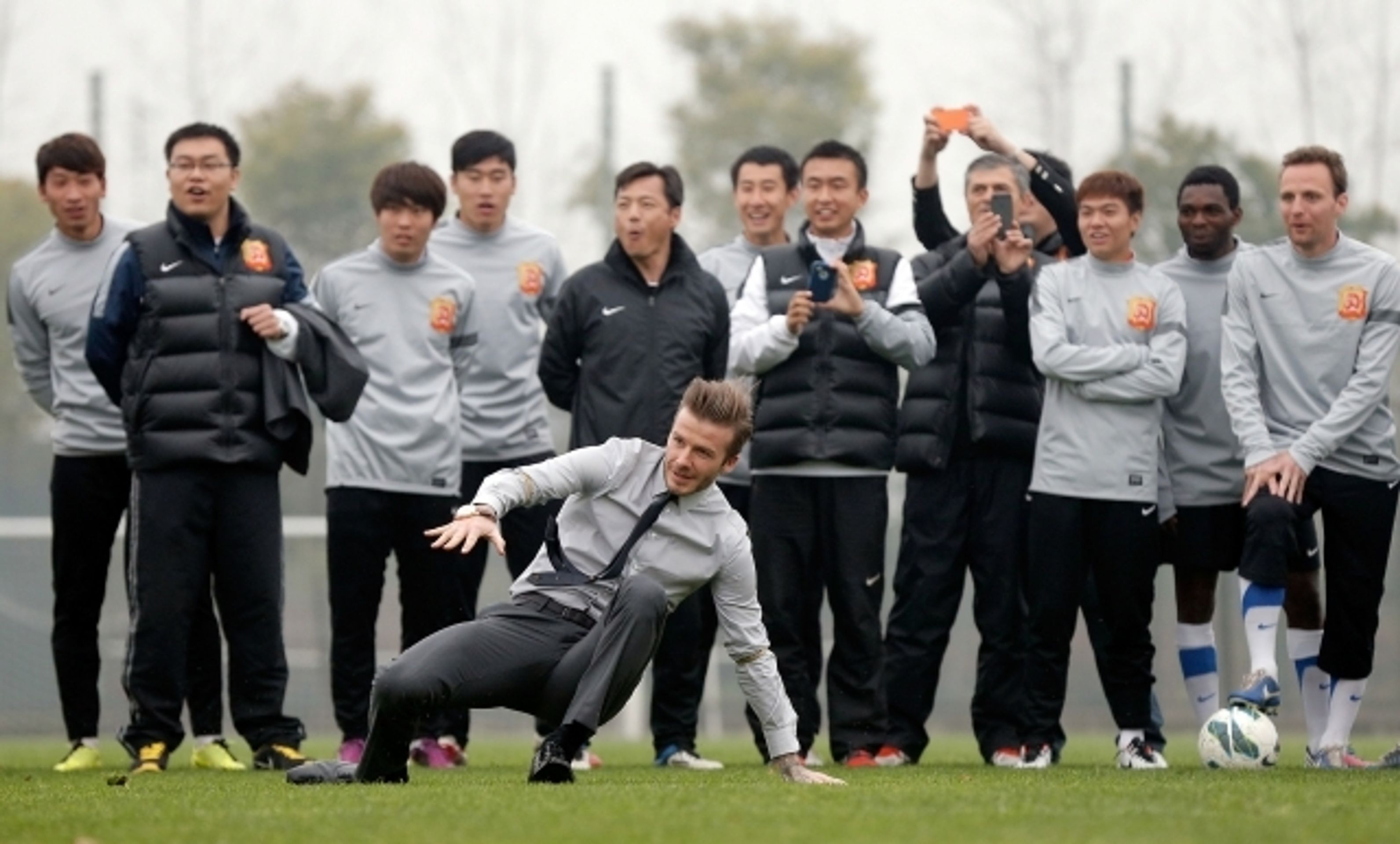 David Beckham upadl v Číně na hřišti - 5 - GALERIE: Pád Davida Beckhama v Číně (7/13)