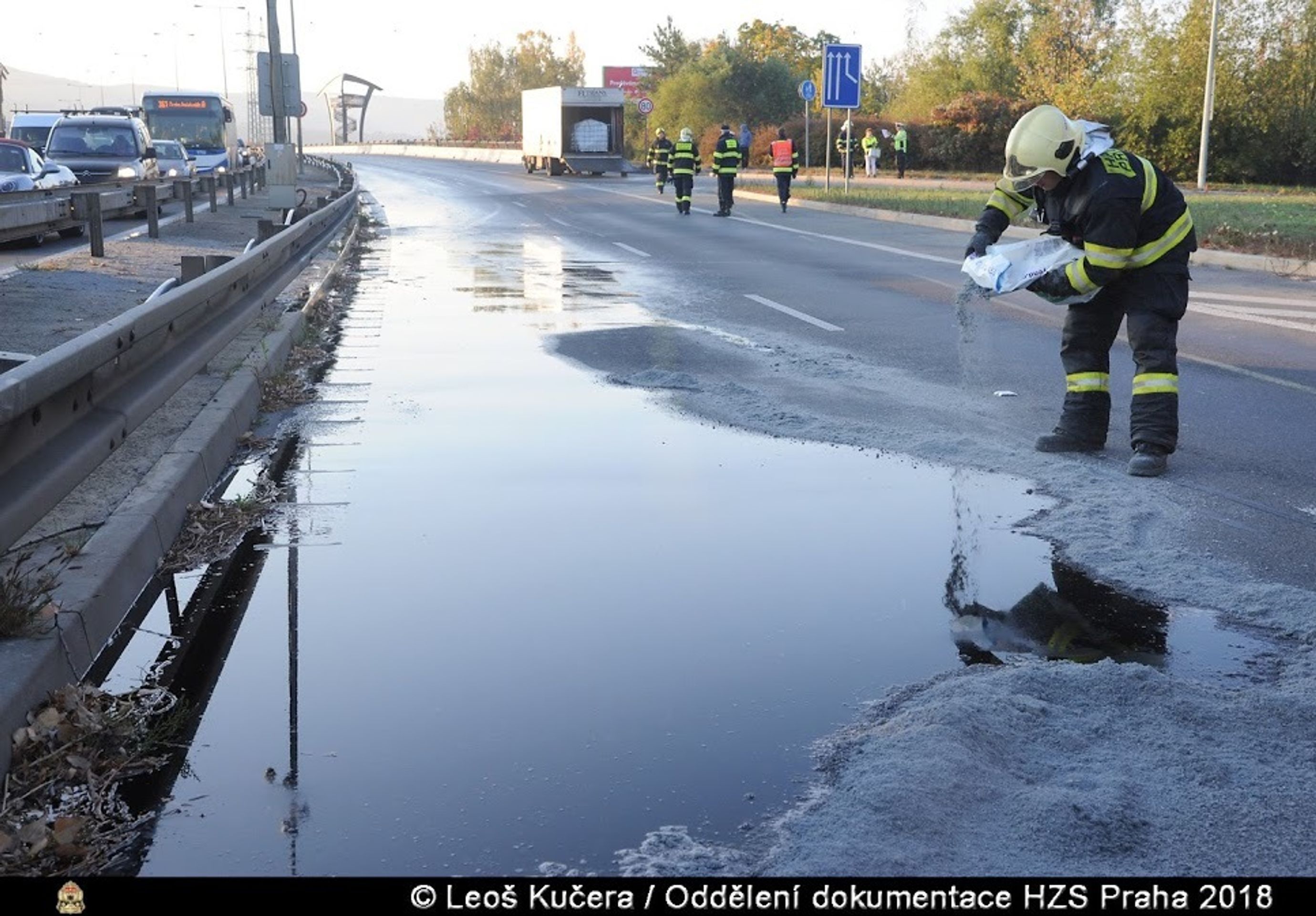 Únik koncentrátu pro dobytek na Strakonické ulici - 5 - GALERIE: Únik koncentrátu pro dobytek na Strakonické ulici (5/7)