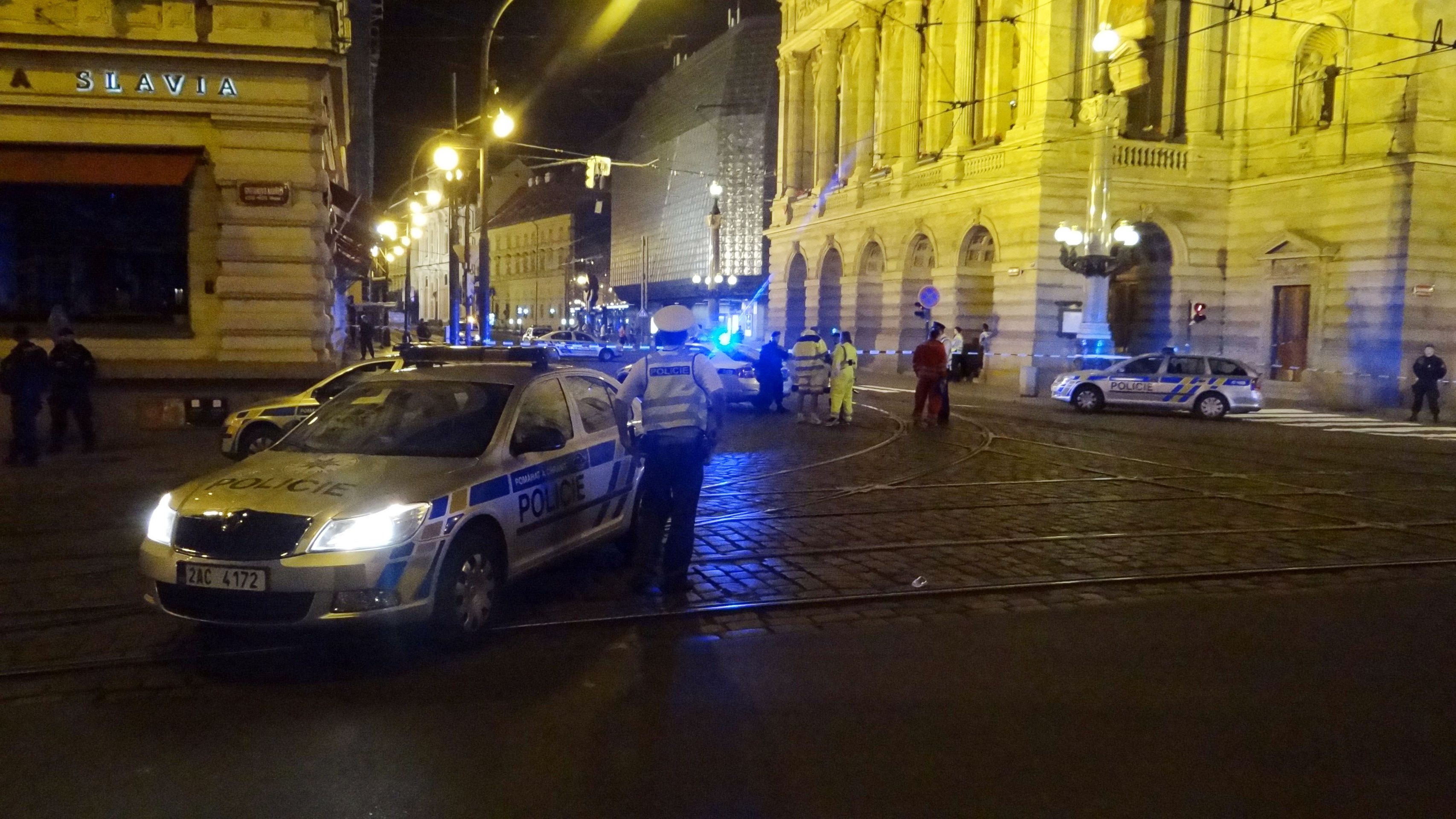 Nebožačka zpod tramvaje vypadla u Národního divadla - GALERIE: Tramvaj vláčela ženu stovky metrů, odhodila ji mrtvou (2/5)