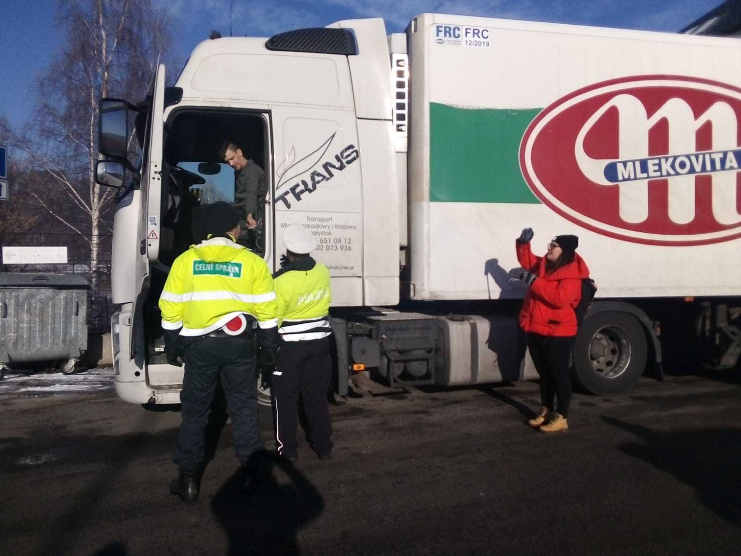 Kontrola kamionů s masem na přechodu v Bělovsi u Náchoda - 1 - GALERIE: Kontrola kamionů s masem na přechodu v Bělovsi u Náchoda (1/4)